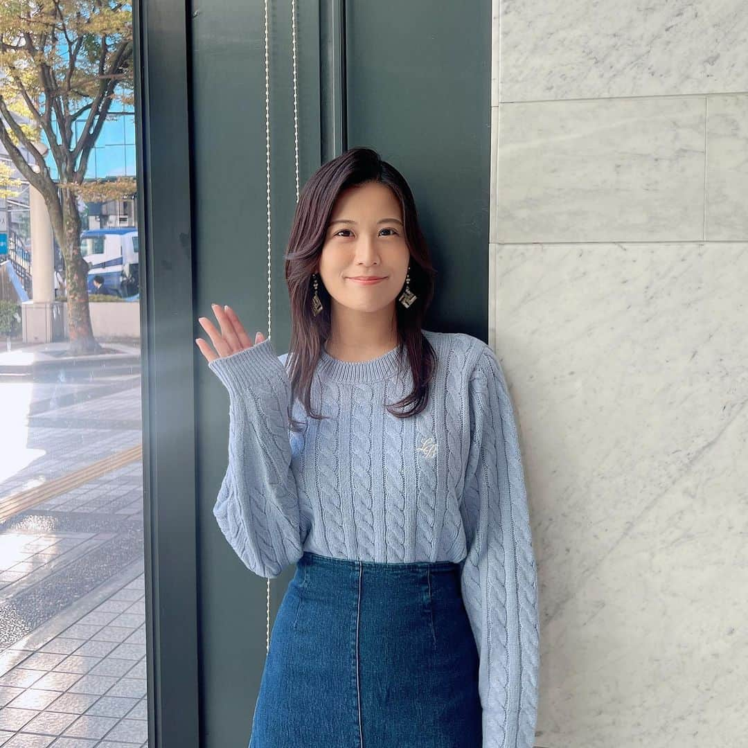 松下由依のインスタグラム：「ニットとジーンズスカート 珍しい組み合わせだけれど かわいい。👖💙  👗  #衣装 #コーデ #fashion #code  #アナウンサー」