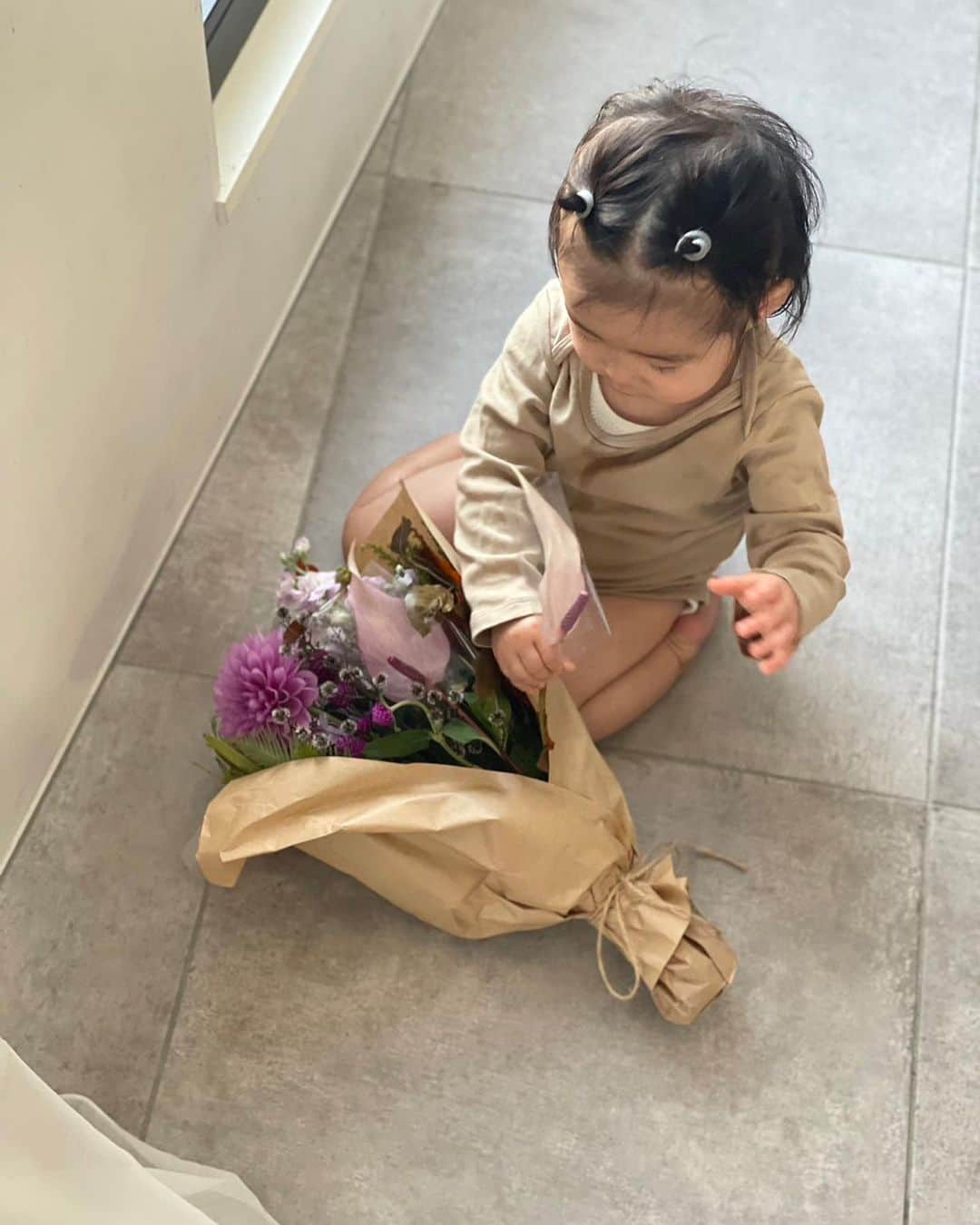 柏木作夢さんのインスタグラム写真 - (柏木作夢Instagram)「娘の季節が生まれた日から 名前の「季節(きせつ)」にちなんで毎月その季節にちなんだ花を欠かさず家に贈ってきてくれる父さん。  きっとサブスクだろうからこれもあと少し(1回)で終わるのかな…💐  今年もあと2ヶ月切ったんだ🙄  #季節 #KISETSU #きせつ #1歳 #娘 #花 #贈り物 #感謝 #季節と感じる季節」11月8日 14時37分 - samukashiwagi