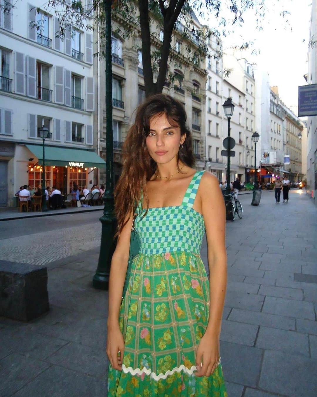 SPELLのインスタグラム：「City nights with @laubsd in our Flora Strappy Maxi 💚」