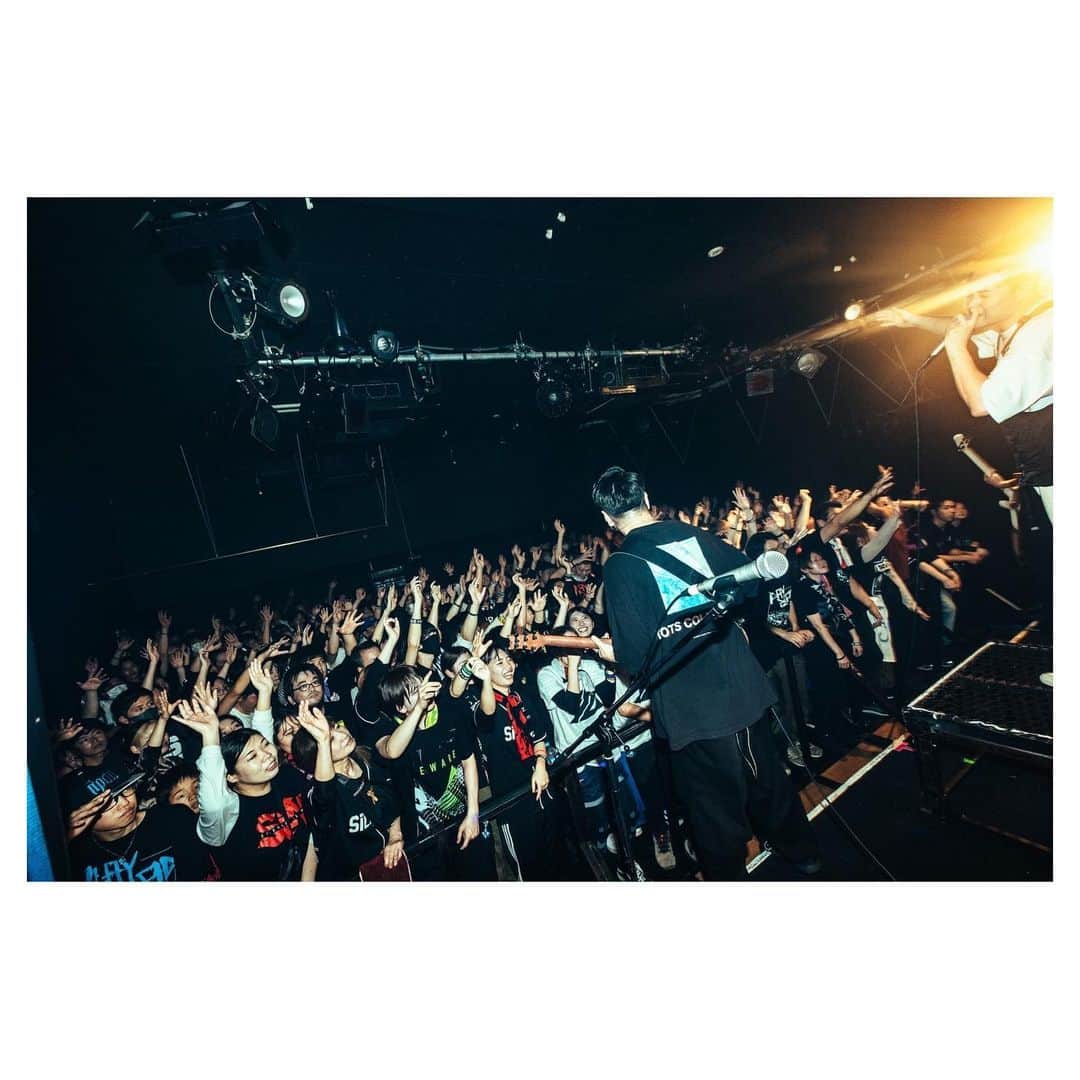 HIDEさんのインスタグラム写真 - (HIDEInstagram)「盛岡ありがとうございました！ 今日は秋田よろしく🔥  #NOISEMAKER #SiM #SiM6th #PLAYDEAD 📷 by @nekozephoto」11月8日 15時01分 - noisemaker_hide