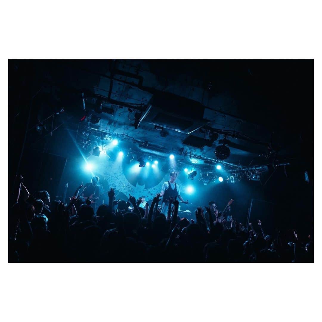 HIDEさんのインスタグラム写真 - (HIDEInstagram)「盛岡ありがとうございました！ 今日は秋田よろしく🔥  #NOISEMAKER #SiM #SiM6th #PLAYDEAD 📷 by @nekozephoto」11月8日 15時01分 - noisemaker_hide