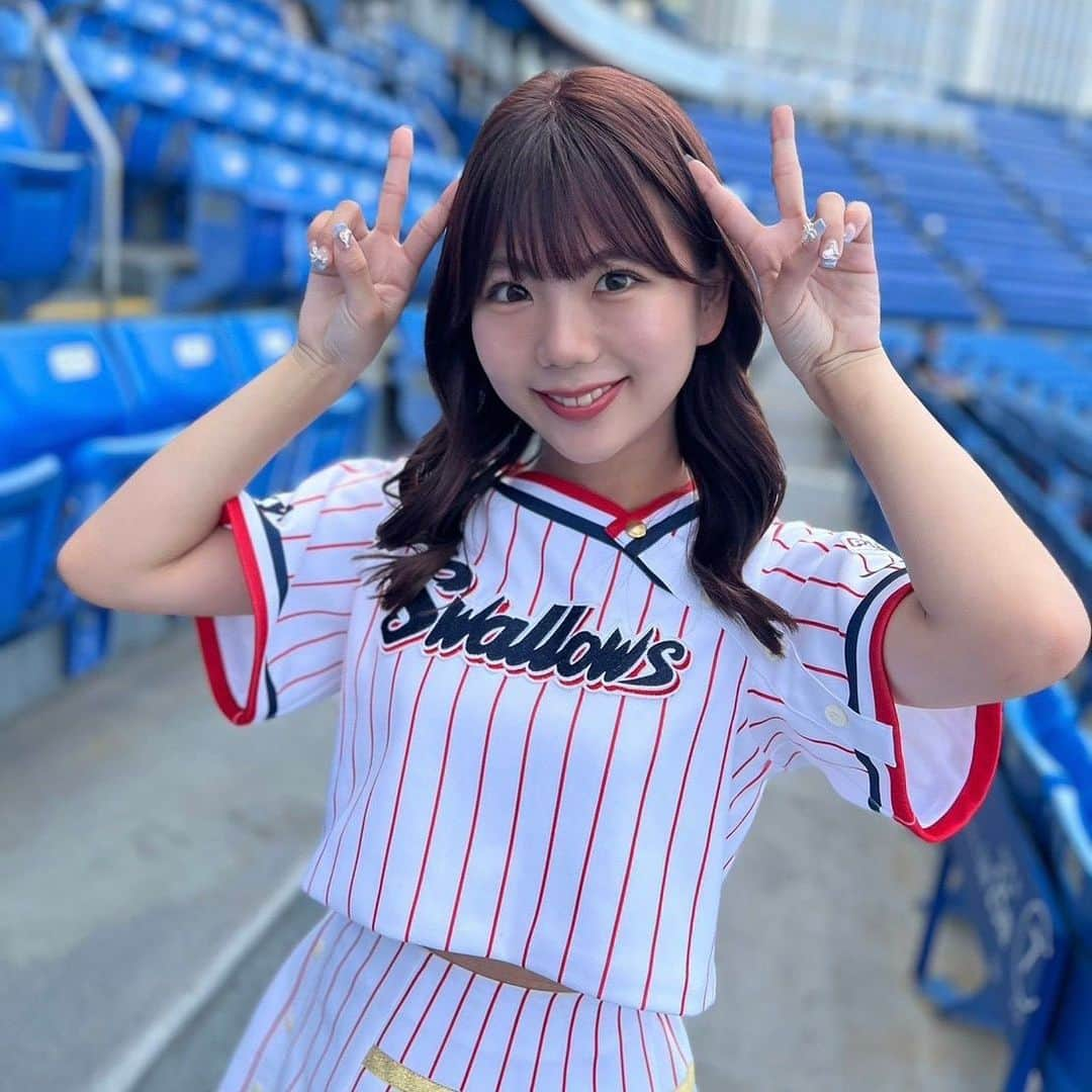 Passionさんのインスタグラム写真 - (PassionInstagram)「【#12MAYU】  皆さま、こんにちは！🌞 Passionの#12MAYU です！🌷🪄  2023シーズンもスワローズとPassionへのたくさんの温かいご声燕を、ありがとうございました🙇‍♀️ そして皆さまと一緒にスワローズを応燕でき共に戦えたこと、光栄に思います！💐  Passionのメンバーとして初めて活動させていただいた1年は、とても刺激的で楽しく幸せいっぱいな時間でした！✨ Passionでしか味わうことができない沢山の貴重な経験をさせていただいたこと、Passionでしか見ることができない素敵な景色を見させていただいたこと、全て私の大切な宝物です💚  コロナの規制が緩和され、多くのイベントで皆さまと身近な距離で交流することができ、チームスワローズを体感しより一心同体になれたと感じています！🤝❤️‍🔥 そして、どんな時も諦めず戦い抜くチームスワローズの姿に何度も心を動かされました。  うちわやボード、タオルを掲げて応燕してくださったり、SNSのコメントをしてくださったり、球場で頑張れ！と声をかけてくださったり、全てが本当に嬉しく、皆さまの存在が原動力でした✊🏻🔥  Passion1年目として活動させていただいた今シーズン、温かく見守ってくださり、そして共に熱く応燕してくださり、本当にありがとうございました。 ファン感謝DAY 2023でお会いできることを楽しみにしています！😊  #東京ヤクルトスワローズ #東京 #ヤクルト #スワローズ #Swallows #YS #TOKYO #応燕 #情熱 #プロ野球 #Passion2023 #パッション #さあ行こうか #感謝 #TEAMSWALLOWS」11月8日 15時01分 - ys_passion_official