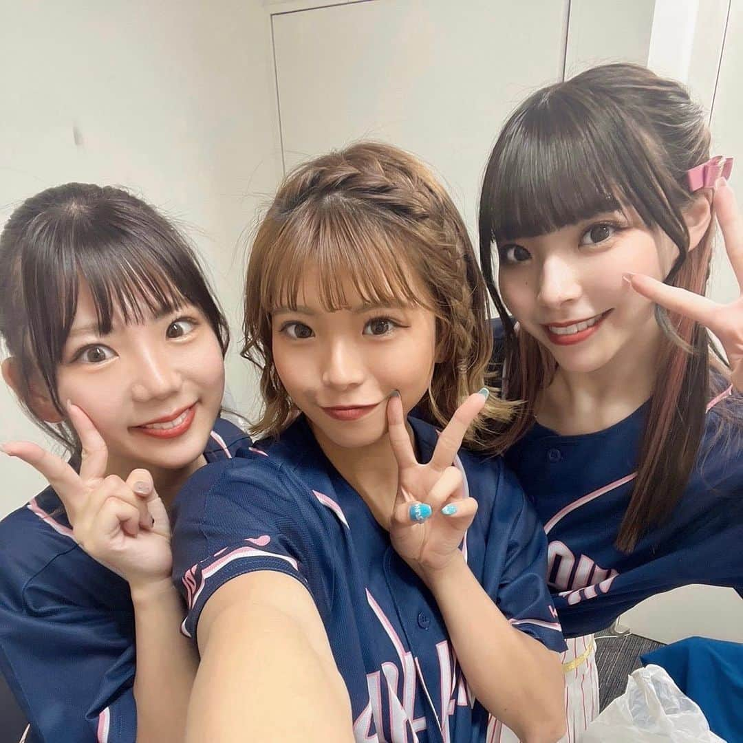 Passionさんのインスタグラム写真 - (PassionInstagram)「【#12MAYU】  皆さま、こんにちは！🌞 Passionの#12MAYU です！🌷🪄  2023シーズンもスワローズとPassionへのたくさんの温かいご声燕を、ありがとうございました🙇‍♀️ そして皆さまと一緒にスワローズを応燕でき共に戦えたこと、光栄に思います！💐  Passionのメンバーとして初めて活動させていただいた1年は、とても刺激的で楽しく幸せいっぱいな時間でした！✨ Passionでしか味わうことができない沢山の貴重な経験をさせていただいたこと、Passionでしか見ることができない素敵な景色を見させていただいたこと、全て私の大切な宝物です💚  コロナの規制が緩和され、多くのイベントで皆さまと身近な距離で交流することができ、チームスワローズを体感しより一心同体になれたと感じています！🤝❤️‍🔥 そして、どんな時も諦めず戦い抜くチームスワローズの姿に何度も心を動かされました。  うちわやボード、タオルを掲げて応燕してくださったり、SNSのコメントをしてくださったり、球場で頑張れ！と声をかけてくださったり、全てが本当に嬉しく、皆さまの存在が原動力でした✊🏻🔥  Passion1年目として活動させていただいた今シーズン、温かく見守ってくださり、そして共に熱く応燕してくださり、本当にありがとうございました。 ファン感謝DAY 2023でお会いできることを楽しみにしています！😊  #東京ヤクルトスワローズ #東京 #ヤクルト #スワローズ #Swallows #YS #TOKYO #応燕 #情熱 #プロ野球 #Passion2023 #パッション #さあ行こうか #感謝 #TEAMSWALLOWS」11月8日 15時01分 - ys_passion_official