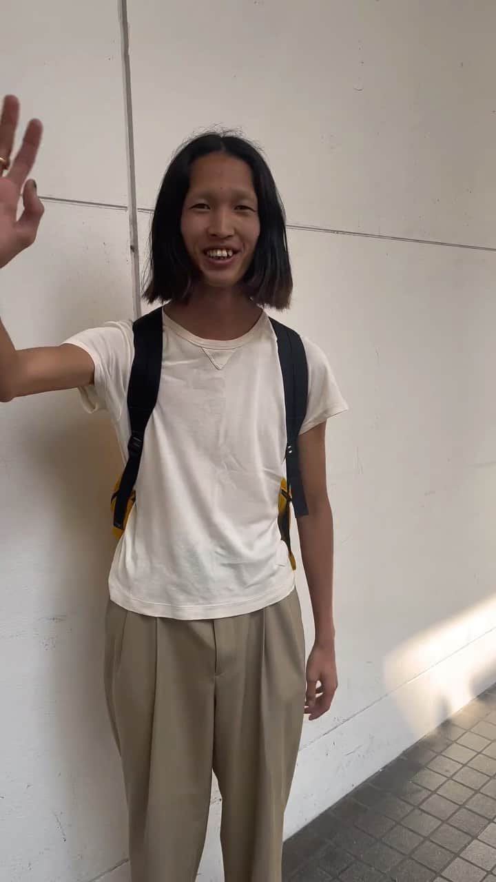 Droptokyoのインスタグラム：「アサダモカ／スタイリストアシスタント  Tシャツ／#bottegaveneta  パンツ／#auralee  シューズ／#adidas   #droptokyo #streetsnap #fashion #ストリートスナップ」