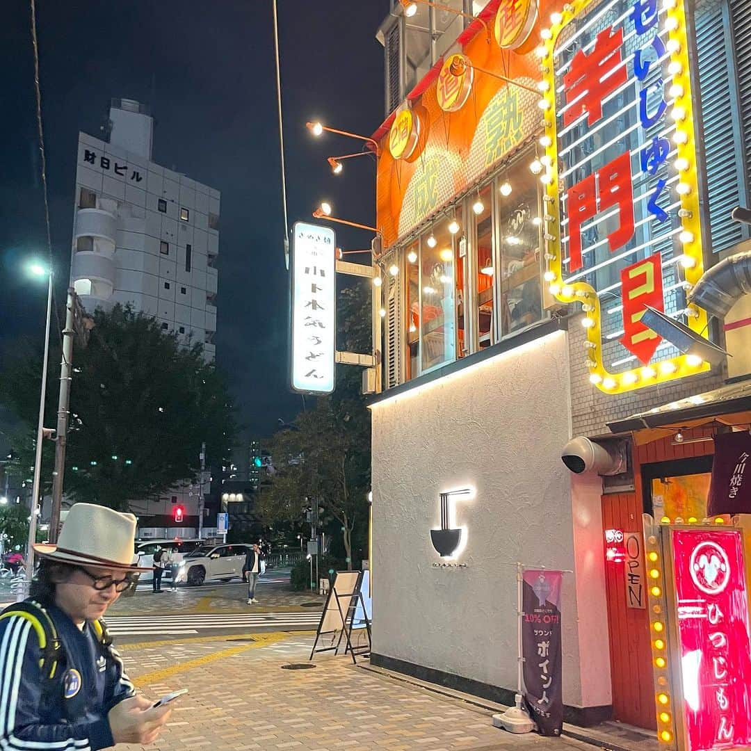 野宮真貴さんのインスタグラム写真 - (野宮真貴Instagram)「. 今週の「渋谷のラジオの渋谷系」はカジヒデキくんがお休みのため、久しぶりにかせきさいだぁくんとお届けしました📻  「今週のファッション」のコーナーでは、 1980年DEVOのコンサートへ仮面ライダーの変身ベルトをして行った若かりし頃の話を告白😂  そして番組内でジンギスカンの話が出て、どうしても食べたくなり収録後に渋ラジ近くのジンギスカ屋へ🥩 あー美味しかった！  再放送は11/12(日)22:00〜 ●渋谷のラジオの聴き方 https://shiburadi.com/  #渋谷のラジオ#渋谷のラジオの渋谷系 #かせきさいだぁ#野宮真貴 #missmakinomiya」11月8日 15時06分 - missmakinomiya