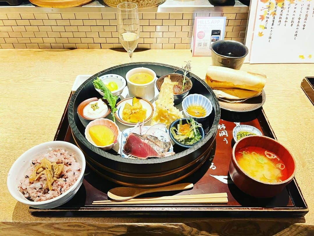 YOKANのインスタグラム：「《朝そうじ＆ランチ》  グリーンバード  表参道チームによる  表参道の 朝そうじに参加して  ゴミ拾いの ボランティアをして来ました❣️  原宿は秋晴れなり…☀️  清々しく さわやかなゴミ拾い日和で  参加者も多く  みんなで楽しく ゴミ拾いができました…🚮  そして  本日のランチは  お久しぶりな  表参道ヒルズ  『やさい家めい』にて  秋何とかかんとかのランチ…🍱 （名前忘れました⁈…笑）  秋づくしで 美味しかったです❣️   さて  午後からは 宿作業題山盛り…✏️🎹🎼  楽しみながらがんばりまーす…🙋‍♀️  みなさま  笑顔でステキな1日を…💓  #greenbird  #greenbirdomotesando  #harajuku  #omotesando  #morningcleaning  #pickuprubbish  #volunteer  #YOKAN  #yokanvolunteer  #haveanicedaywithasmile  #グリーンバード  #グリーンバード表参道  #原宿  #表参道  #朝そうじ  #ゴミ拾い  #ボランティア  #YOKANボランティア  #やさい家めい  #秋便り  #原宿ランチ  #笑顔でステキな1日を💓」