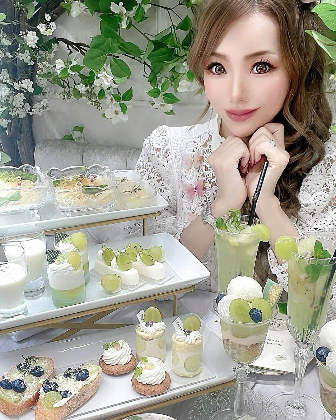 明星優花さんのインスタグラム写真 - (明星優花Instagram)「『オートクチュールカフェ』☕️ 表参道店もオープンしたとの事でシェリたんと行ってきました😆💞  お店もとってもおしゃれで可愛くて😍 旬のシャインマスカットのコースも可愛くて美味しかった😍  おすすめなのでぜひ行ってみて😆  HAUTE COUTURE CAFE OMOTESANDO 050-5600-7324 東京都港区北青山3-9-19 2F https://tabelog.com/tokyo/A1306/A130602/13285588/  #インスタ女子 #インスタグルメ #インスタグラマー #インスタ映え #インスタ映えスポット  #インスタ映えスイーツ  #インスタ映えカフェ  #TikTok #女社長 #女性起業家 #可愛い #可愛い💕  #可愛いものが好き  #可愛いすぎる #可愛いカフェ #オートクチュールカフェ #美人 #女子会  #女子会最高 #カフェ巡り  #カフェ好き  #カフェランチ  #カフェ好きな人と繋がりたい  #カフェスタグラム　 #cafe #アフタヌーンティー #東京女子部 #美人 #美女 #大人女子 #大人可愛い」11月8日 18時00分 - yuka1219yuka