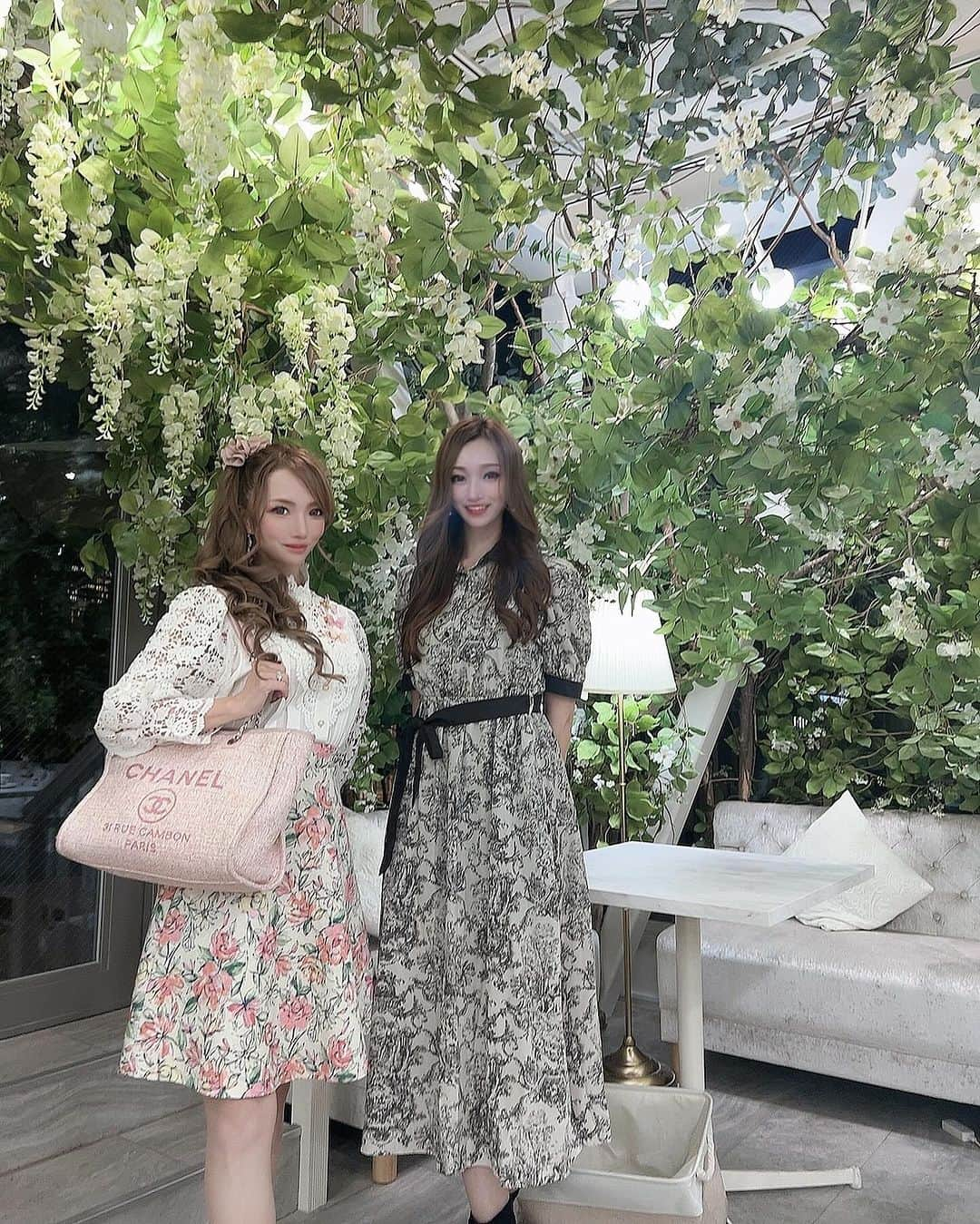 明星優花さんのインスタグラム写真 - (明星優花Instagram)「『オートクチュールカフェ』☕️ 表参道店もオープンしたとの事でシェリたんと行ってきました😆💞  お店もとってもおしゃれで可愛くて😍 旬のシャインマスカットのコースも可愛くて美味しかった😍  おすすめなのでぜひ行ってみて😆  HAUTE COUTURE CAFE OMOTESANDO 050-5600-7324 東京都港区北青山3-9-19 2F https://tabelog.com/tokyo/A1306/A130602/13285588/  #インスタ女子 #インスタグルメ #インスタグラマー #インスタ映え #インスタ映えスポット  #インスタ映えスイーツ  #インスタ映えカフェ  #TikTok #女社長 #女性起業家 #可愛い #可愛い💕  #可愛いものが好き  #可愛いすぎる #可愛いカフェ #オートクチュールカフェ #美人 #女子会  #女子会最高 #カフェ巡り  #カフェ好き  #カフェランチ  #カフェ好きな人と繋がりたい  #カフェスタグラム　 #cafe #アフタヌーンティー #東京女子部 #美人 #美女 #大人女子 #大人可愛い」11月8日 18時00分 - yuka1219yuka