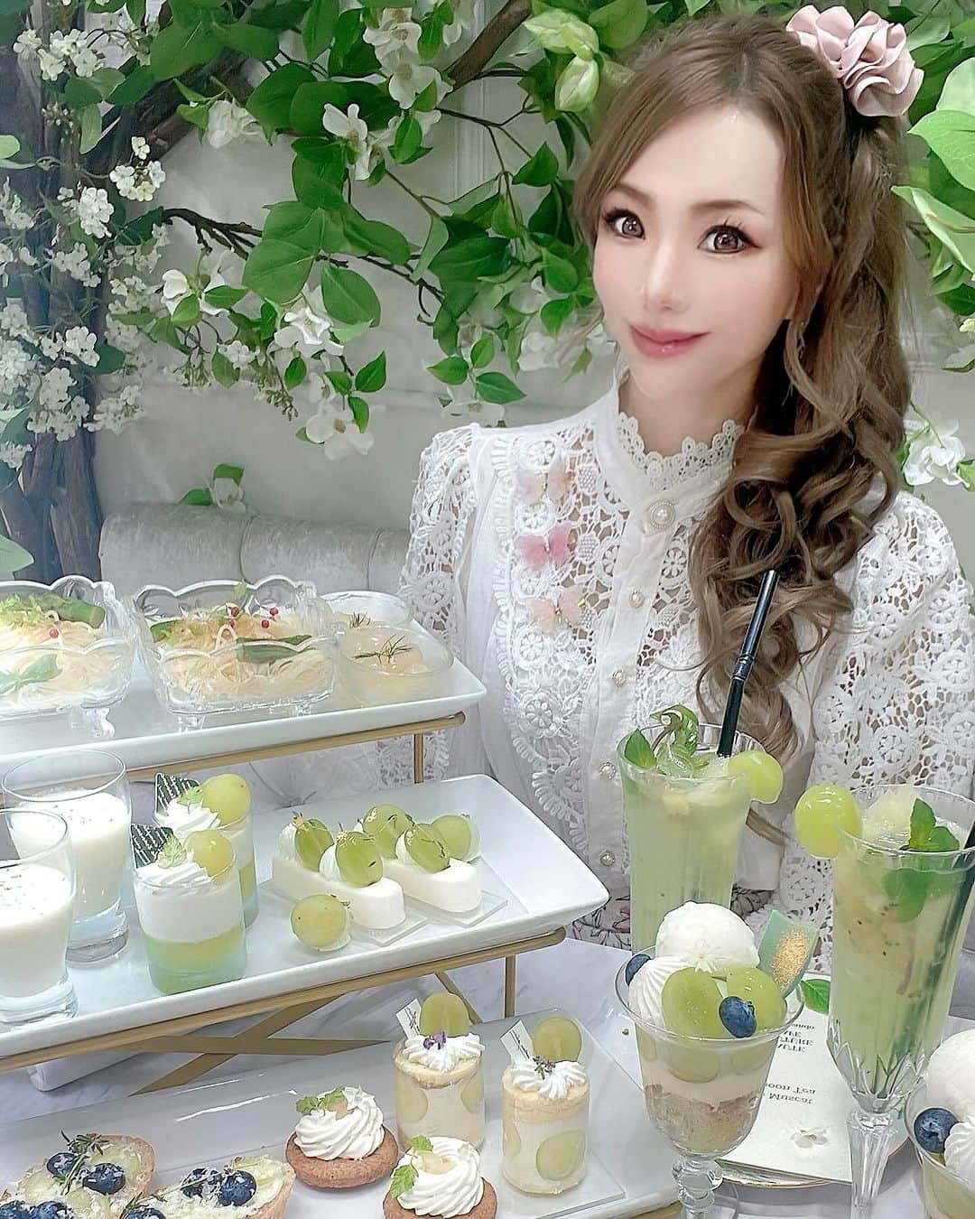 明星優花さんのインスタグラム写真 - (明星優花Instagram)「『オートクチュールカフェ』☕️ 表参道店もオープンしたとの事でシェリたんと行ってきました😆💞  お店もとってもおしゃれで可愛くて😍 旬のシャインマスカットのコースも可愛くて美味しかった😍  おすすめなのでぜひ行ってみて😆  HAUTE COUTURE CAFE OMOTESANDO 050-5600-7324 東京都港区北青山3-9-19 2F https://tabelog.com/tokyo/A1306/A130602/13285588/  #インスタ女子 #インスタグルメ #インスタグラマー #インスタ映え #インスタ映えスポット  #インスタ映えスイーツ  #インスタ映えカフェ  #TikTok #女社長 #女性起業家 #可愛い #可愛い💕  #可愛いものが好き  #可愛いすぎる #可愛いカフェ #オートクチュールカフェ #美人 #女子会  #女子会最高 #カフェ巡り  #カフェ好き  #カフェランチ  #カフェ好きな人と繋がりたい  #カフェスタグラム　 #cafe #アフタヌーンティー #東京女子部 #美人 #美女 #大人女子 #大人可愛い」11月8日 18時00分 - yuka1219yuka