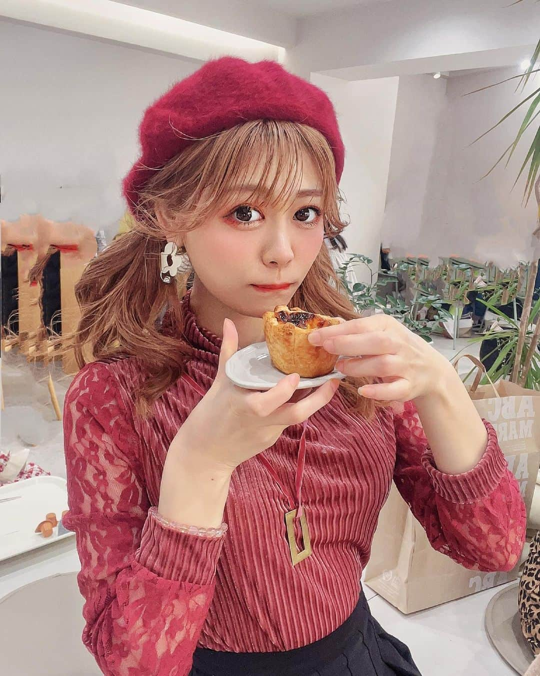 高橋里彩子さんのインスタグラム写真 - (高橋里彩子Instagram)「よきカフェだった♥  さおりん @saapyonn とデート💘  →♥cafe guum 新大久保駅から徒歩7分🐾💕  可愛いフィナンシェがたくさんあって めっちゃ迷ったぁ🫶🏻 なのに違うの食べたw  これから流行りそう👻💘  〒169-0072 東京都新宿区大久保1丁目17-7 11:00~22:00 （1.0.21:30）  § @cafe._guum  #cafeguum #guum #カフェグウム #新大久保カフェ　 #新大久保グルメ#新宿カフェ #新宿グルメ #ニューオープン＃韓国カフェ #韓国っぽカフェ#韓国風カフェ #フィナンシェ 専門店 #焼き菓子専門店 #東京カフェ#東京カフェ #お洒落カフェ #カフェ巡り #淡色女子 #cafestagram #お洒落さんと繋がりたい #韓国好きな人と繋がりたい  #カフェ好きな人と繋がりたい」11月8日 15時30分 - konkonwanwan