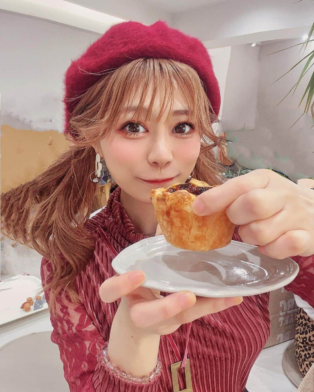 高橋里彩子さんのインスタグラム写真 - (高橋里彩子Instagram)「よきカフェだった♥  さおりん @saapyonn とデート💘  →♥cafe guum 新大久保駅から徒歩7分🐾💕  可愛いフィナンシェがたくさんあって めっちゃ迷ったぁ🫶🏻 なのに違うの食べたw  これから流行りそう👻💘  〒169-0072 東京都新宿区大久保1丁目17-7 11:00~22:00 （1.0.21:30）  § @cafe._guum  #cafeguum #guum #カフェグウム #新大久保カフェ　 #新大久保グルメ#新宿カフェ #新宿グルメ #ニューオープン＃韓国カフェ #韓国っぽカフェ#韓国風カフェ #フィナンシェ 専門店 #焼き菓子専門店 #東京カフェ#東京カフェ #お洒落カフェ #カフェ巡り #淡色女子 #cafestagram #お洒落さんと繋がりたい #韓国好きな人と繋がりたい  #カフェ好きな人と繋がりたい」11月8日 15時30分 - konkonwanwan