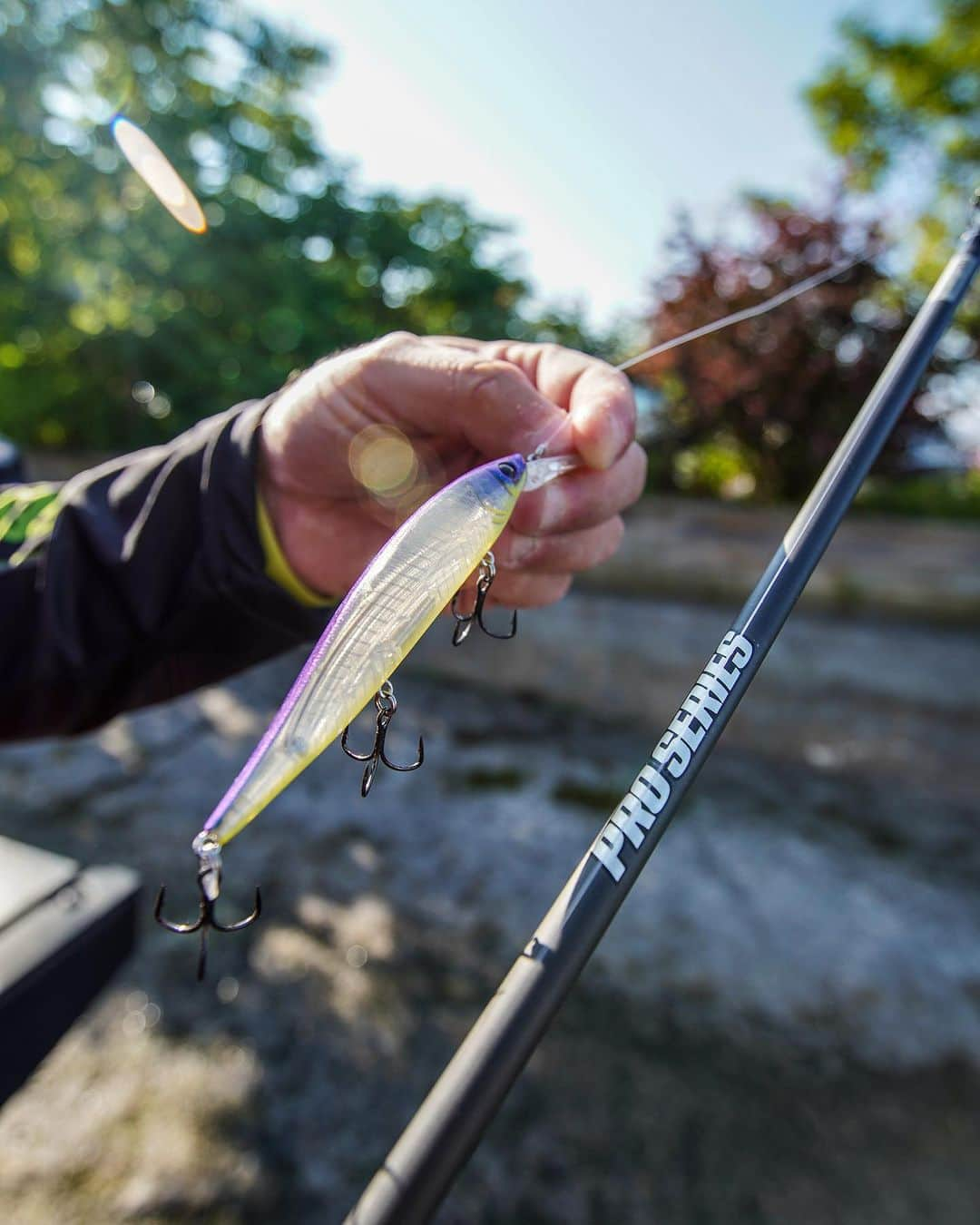 アブガルシアさんのインスタグラム写真 - (アブガルシアInstagram)「The @hankcherryfishing designed Pro Series Jerkbait Rod delivers balanced power with a moderate action, for maximum action & solid hooksets when fishing a jerkbait💰   #abugarcia #fishtowin #proseries #jerkbait #bassfishing」11月8日 6時24分 - abugarcia_fishing