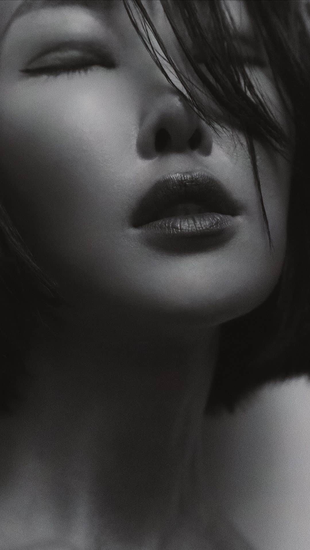 クリッセル・リムのインスタグラム：「How I achieve my daily glow! @noblepanacea @netaporter #ad」