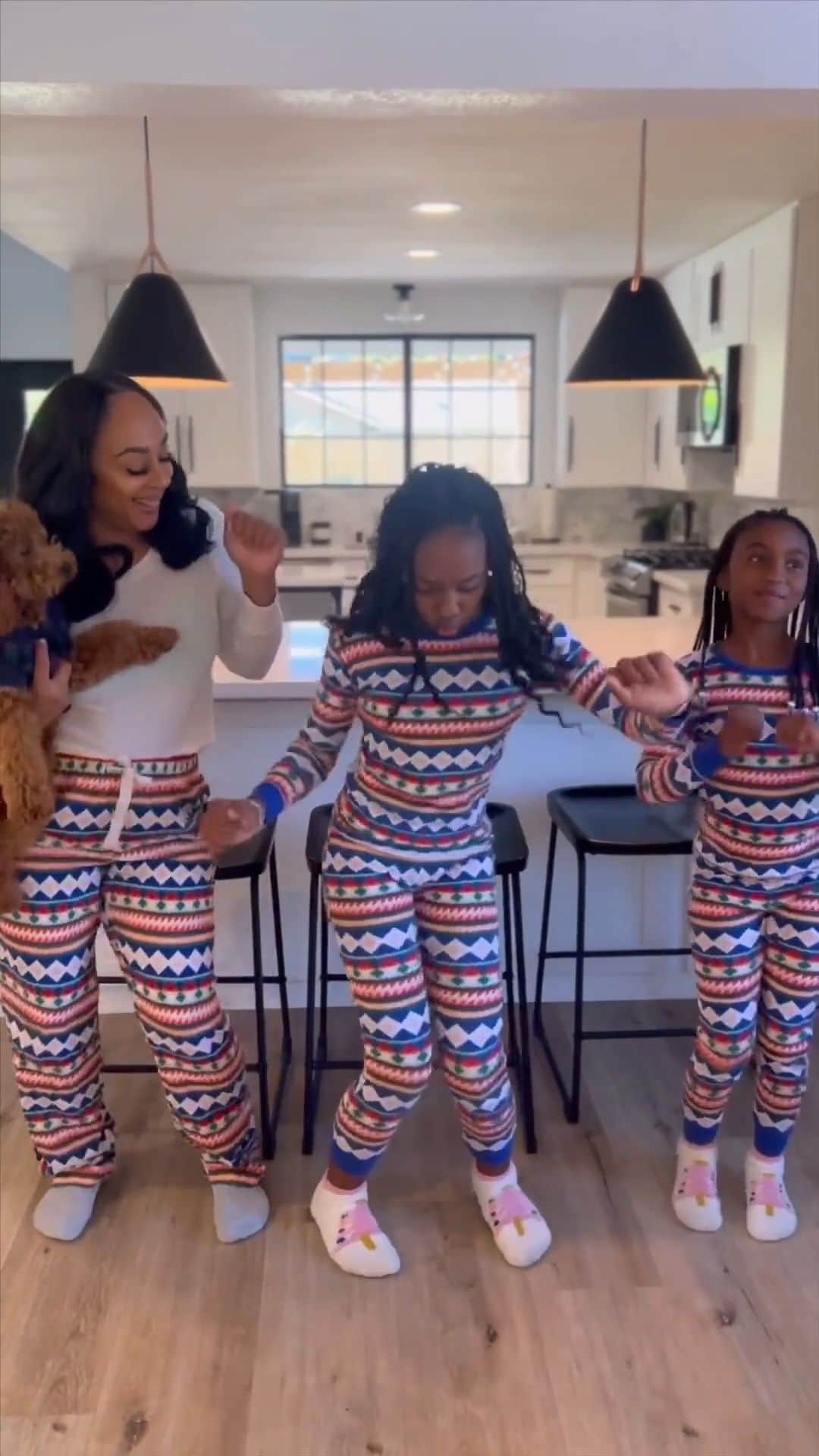 Old Navyのインスタグラム：「gorgeous gorgeous girls love jingle jammies  #spottedinoldnavy 🎁 @thelewis_show  #fambonding #holidaypjs #tistheseason」