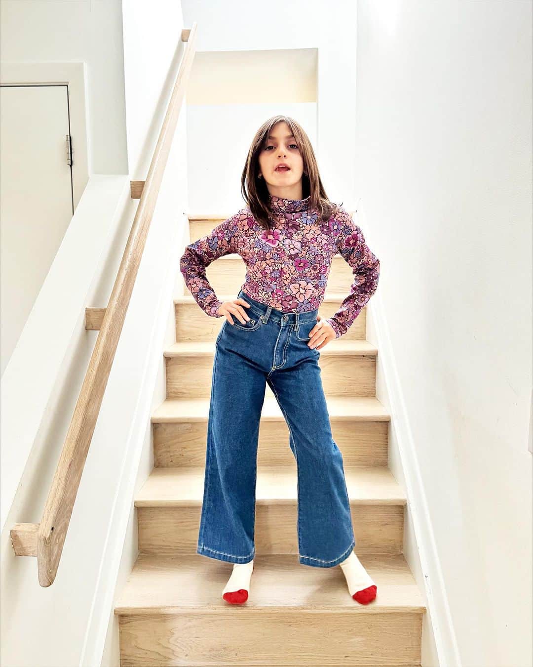 Ilana Wilesのインスタグラム：「I let Harlow pick an outfit from @smallable_store, a French online shop that carries a wide selection of brands and designers from all over the world. She chose these wide leg jeans and this 70s floral print top (which kinda looks like her new bedding) from the @hundred_pieces collection. And just so you don’t think she’s moving away from her fruit motif, she also picked some socks with bananas on them! You can shop the @hundred_pieces collection as well as 900+ international brands in categories that include clothes, shoes, accessories, and decor for all ages, all in one convenient place at the link in my bio! Use code MOMMYSHORTSHP to get 15% off your order (over 100€) through 11/28! #hundredscrew」