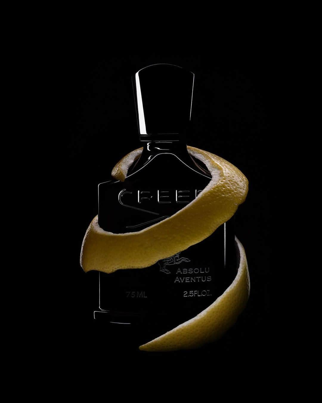 Bergdorf Goodmanのインスタグラム：「A ZEST FOR LIFE 🖤 Ultra fresh, zingy, and sophisticated: the historic fragrance house Creed presents a most modern scent, Absolu Aventus.」