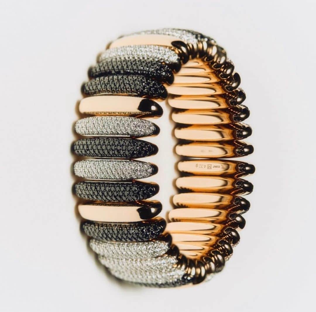 Bergdorf Goodmanのインスタグラム：「ARM CANDY ✨ Treat yourself to something extraordinary this holiday season, like @pomellato ‘s Iconic bracelet.」