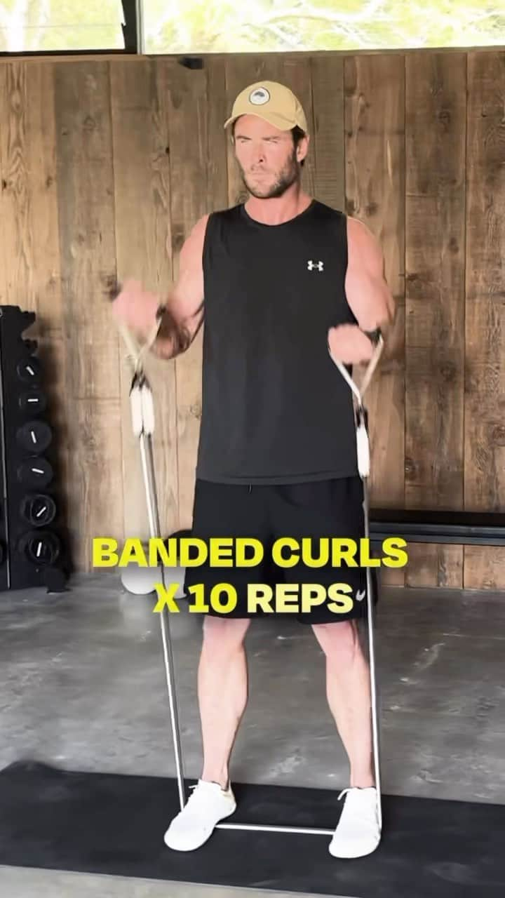 クリス・ヘムズワースのインスタグラム：「Try this full body resistance band workout that you can bang out in 15 minutes!! @centrfit   Check the link in bio for a surprise from Centr.」