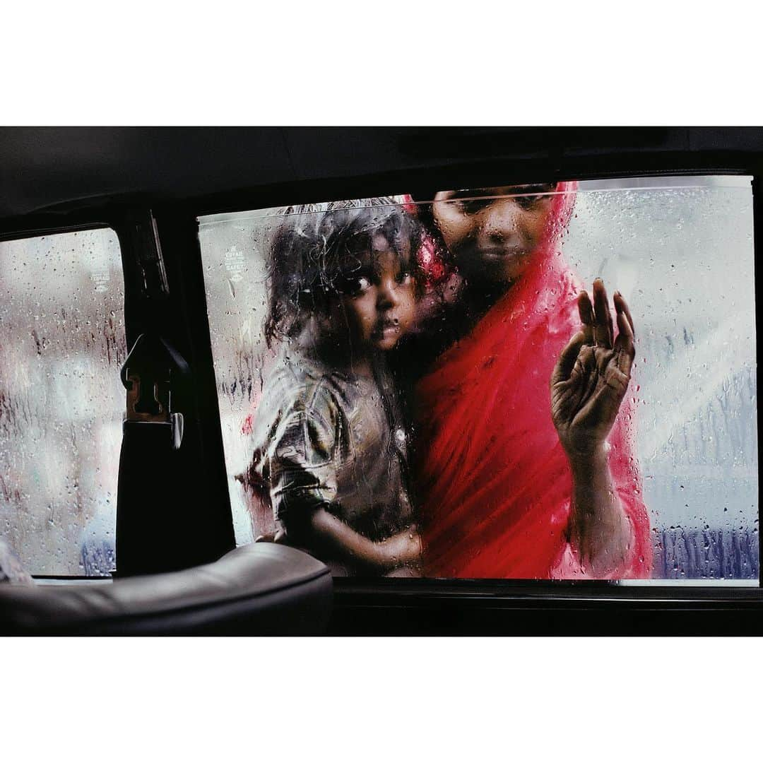 スティーブ・マカリーのインスタグラム：「Mother and Child at Car Window. Bombay, India, 1993.」