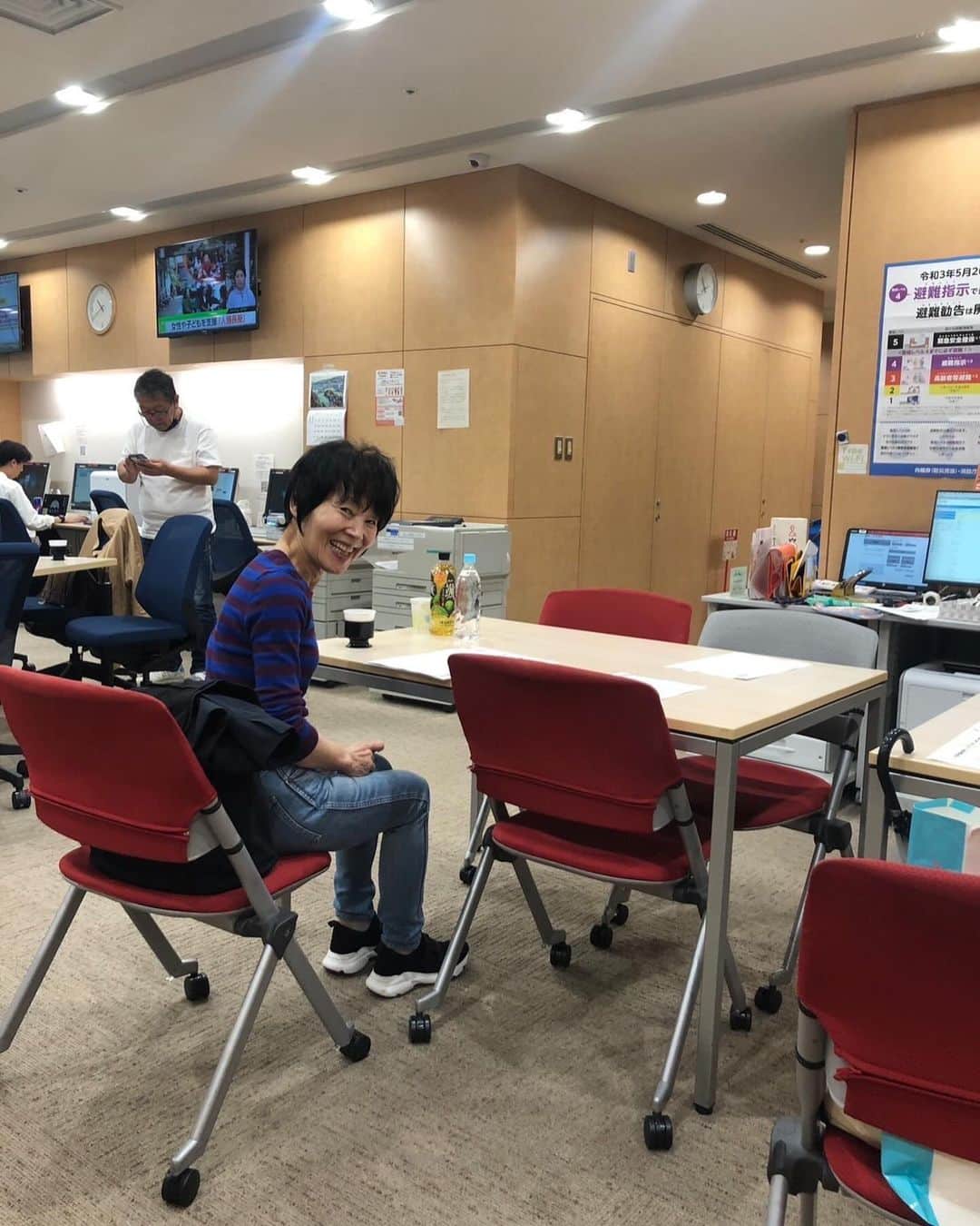栗原はるみさんのインスタグラム写真 - (栗原はるみInstagram)「みなさんおはようございます。　　 きんかんが一週間前と比べるとだいぶオレンジに色づいてきました。 昨日は文化放送のくにまる食堂に出演しました。文化放送に行く途中車の中から久しぶりに見た東京タワーを写したり、紅葉も見ることが出来ました。 局に着いてから打ち合わせを。くにまるさんと一緒に記念写真を撮ったり番組も楽しくて大いに盛り上がりました。お酒が好きな二人近いうち一緒に飲みに行きましょうね〜。くにまるさんスタッフのみなさん楽しい時間を本当にありがとうございました。 夕方、戻ってから朝ちゃんが遊びに来てくれました。孫と過ごすのは私のかけがえの時間です。孫達がだんだん大きくなって。いつまで遊びに来てくれるのかなあ！ 夕飯は肉じゃが、チャーシューを焼いて、にんじんとツナのサラダを玲児さんも一緒に3人で食べました。 みなさん今日も楽しい一日を過ごしてね〜。 私は今日は朝から人間ドックに出かけます。 #栗原はるみ  #kuriharaharumi」11月8日 6時44分 - harumi_gram