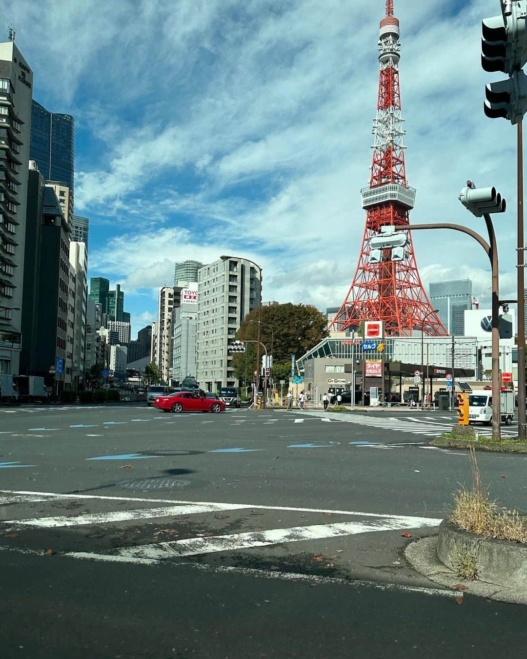 栗原はるみさんのインスタグラム写真 - (栗原はるみInstagram)「みなさんおはようございます。　　 きんかんが一週間前と比べるとだいぶオレンジに色づいてきました。 昨日は文化放送のくにまる食堂に出演しました。文化放送に行く途中車の中から久しぶりに見た東京タワーを写したり、紅葉も見ることが出来ました。 局に着いてから打ち合わせを。くにまるさんと一緒に記念写真を撮ったり番組も楽しくて大いに盛り上がりました。お酒が好きな二人近いうち一緒に飲みに行きましょうね〜。くにまるさんスタッフのみなさん楽しい時間を本当にありがとうございました。 夕方、戻ってから朝ちゃんが遊びに来てくれました。孫と過ごすのは私のかけがえの時間です。孫達がだんだん大きくなって。いつまで遊びに来てくれるのかなあ！ 夕飯は肉じゃが、チャーシューを焼いて、にんじんとツナのサラダを玲児さんも一緒に3人で食べました。 みなさん今日も楽しい一日を過ごしてね〜。 私は今日は朝から人間ドックに出かけます。 #栗原はるみ  #kuriharaharumi」11月8日 6時44分 - harumi_gram