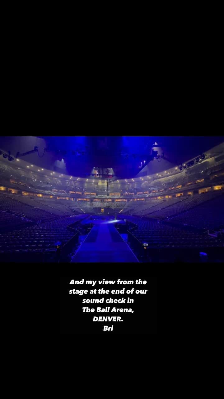 ブライアン・メイのインスタグラム：「In these quiet moments, in an empty arena, it’s hard to imagine that every one of those seats will soon be filled with friendly folks, and the whole place will be pulsating with good energy.  And the sound of ROCK !!! Thanks #DENVER !!! Bri」