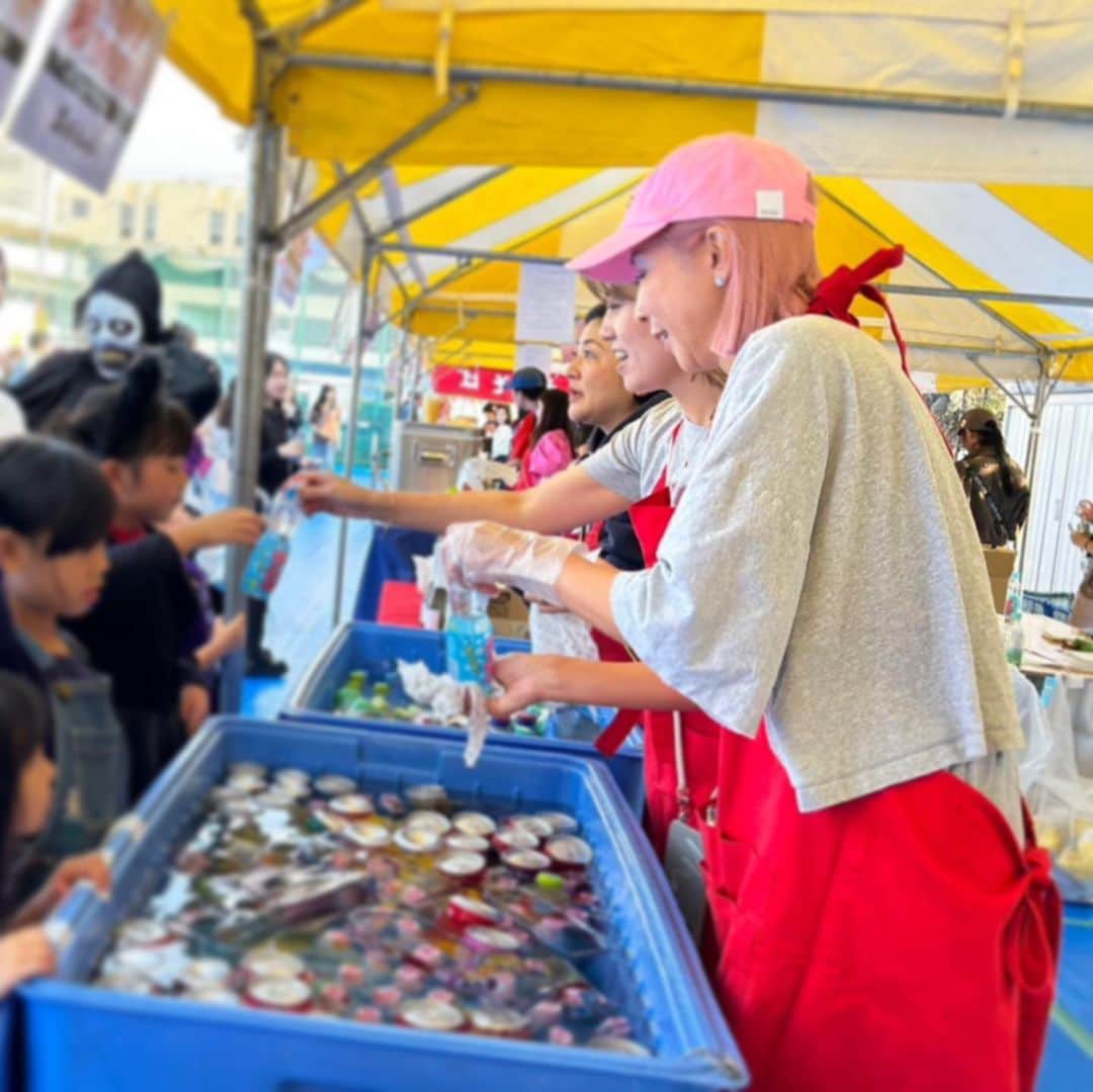 西山美希子さんのインスタグラム写真 - (西山美希子Instagram)「娘のスクールのフェスティバルがありました。今年初めて役員をしなかったので、娘と過ごせると楽しみにしていたのに、始終別行動…🙃合唱のステージや売り子、夜はお泊まりととても楽しそうなスクールライフに羨ましくなりました！息子は幼稚園時代のお友達と再会して、6人ほど我が家に連れて帰って始終ゲーム🙃私も売り子にパパは焼きそば焼いて、それぞれ楽しく学校行事に参加しましたー😆そして直前まで悩みまくった娘のピンクコーデも可愛かった💓」11月8日 6時45分 - mariaclove