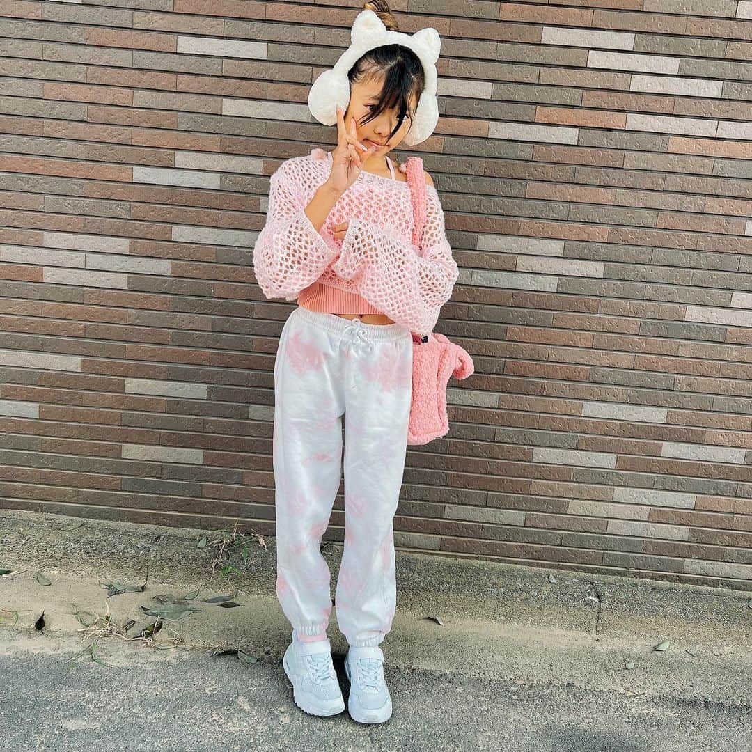 西山美希子さんのインスタグラム写真 - (西山美希子Instagram)「娘のスクールのフェスティバルがありました。今年初めて役員をしなかったので、娘と過ごせると楽しみにしていたのに、始終別行動…🙃合唱のステージや売り子、夜はお泊まりととても楽しそうなスクールライフに羨ましくなりました！息子は幼稚園時代のお友達と再会して、6人ほど我が家に連れて帰って始終ゲーム🙃私も売り子にパパは焼きそば焼いて、それぞれ楽しく学校行事に参加しましたー😆そして直前まで悩みまくった娘のピンクコーデも可愛かった💓」11月8日 6時45分 - mariaclove