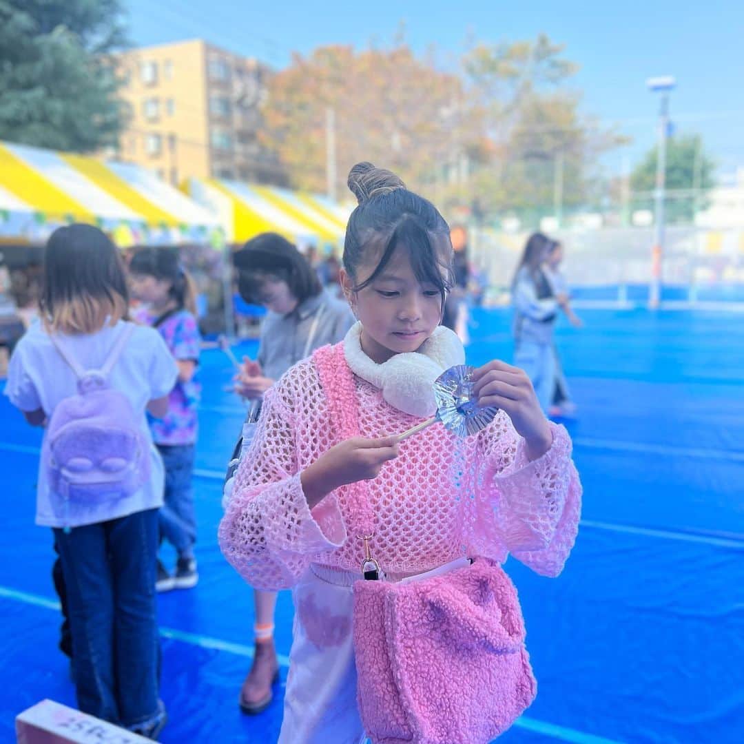 西山美希子さんのインスタグラム写真 - (西山美希子Instagram)「娘のスクールのフェスティバルがありました。今年初めて役員をしなかったので、娘と過ごせると楽しみにしていたのに、始終別行動…🙃合唱のステージや売り子、夜はお泊まりととても楽しそうなスクールライフに羨ましくなりました！息子は幼稚園時代のお友達と再会して、6人ほど我が家に連れて帰って始終ゲーム🙃私も売り子にパパは焼きそば焼いて、それぞれ楽しく学校行事に参加しましたー😆そして直前まで悩みまくった娘のピンクコーデも可愛かった💓」11月8日 6時45分 - mariaclove
