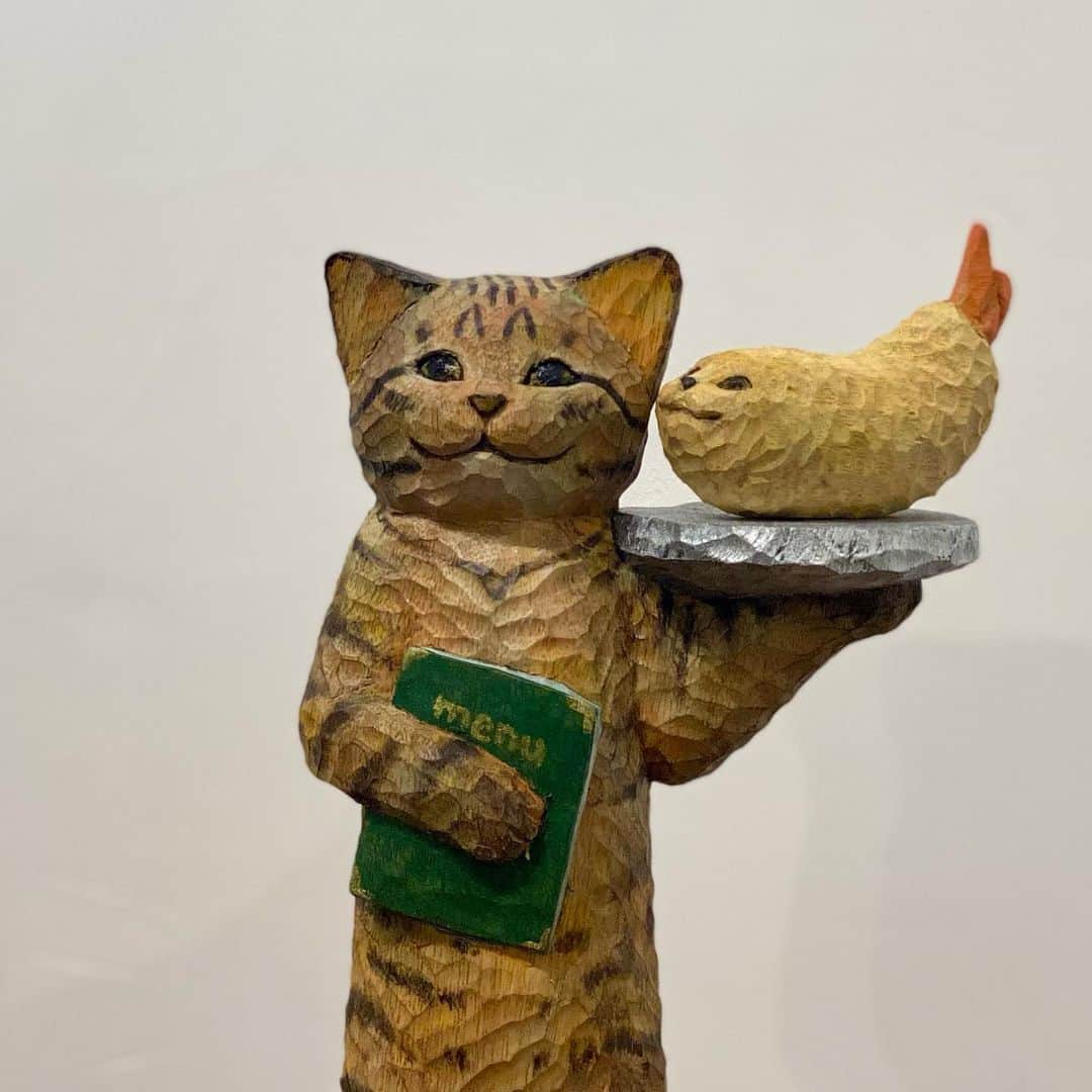 花房さくらさんのインスタグラム写真 - (花房さくらInstagram)「喫茶店のマスター見習いは、まだちょっと肩に力が入っているようです。 「もっとリラックスしていこーぜ」 お皿のエビフライが囁きました。  #喫茶モリノケモノ  #gallerykissa  #cat #sculpture #hanafusasakura」11月8日 6時47分 - sakura_hanafusa