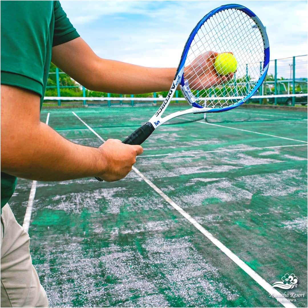 カヌチャリゾートのインスタグラム：「やんばるの自然の中でリゾートテニス🎾  豊かな緑に囲まれたカヌチャのテニスコートで 爽やかな汗を流してみませんか？  ボールやラケットなど テニス用具のレンタルも行っておりますので、 テニスが初めての方もお気軽にご利用いただけますよ😊  事前予約制となっておりますので、ご利用の際は インフォメーションデスクまでご連絡ください。  #カヌチャリゾート　#テニス　#リゾートスポーツ #沖縄リゾート　#南国リゾート　#やんばる #県民プラン　#カップルプラン　#デートプラン #kanuchaResort　#okinawaResort　#okinawatrip　#yanbaru　#familyresort #luxuaryvacation　#liveunforgettable　#tennis　#resorttennis」