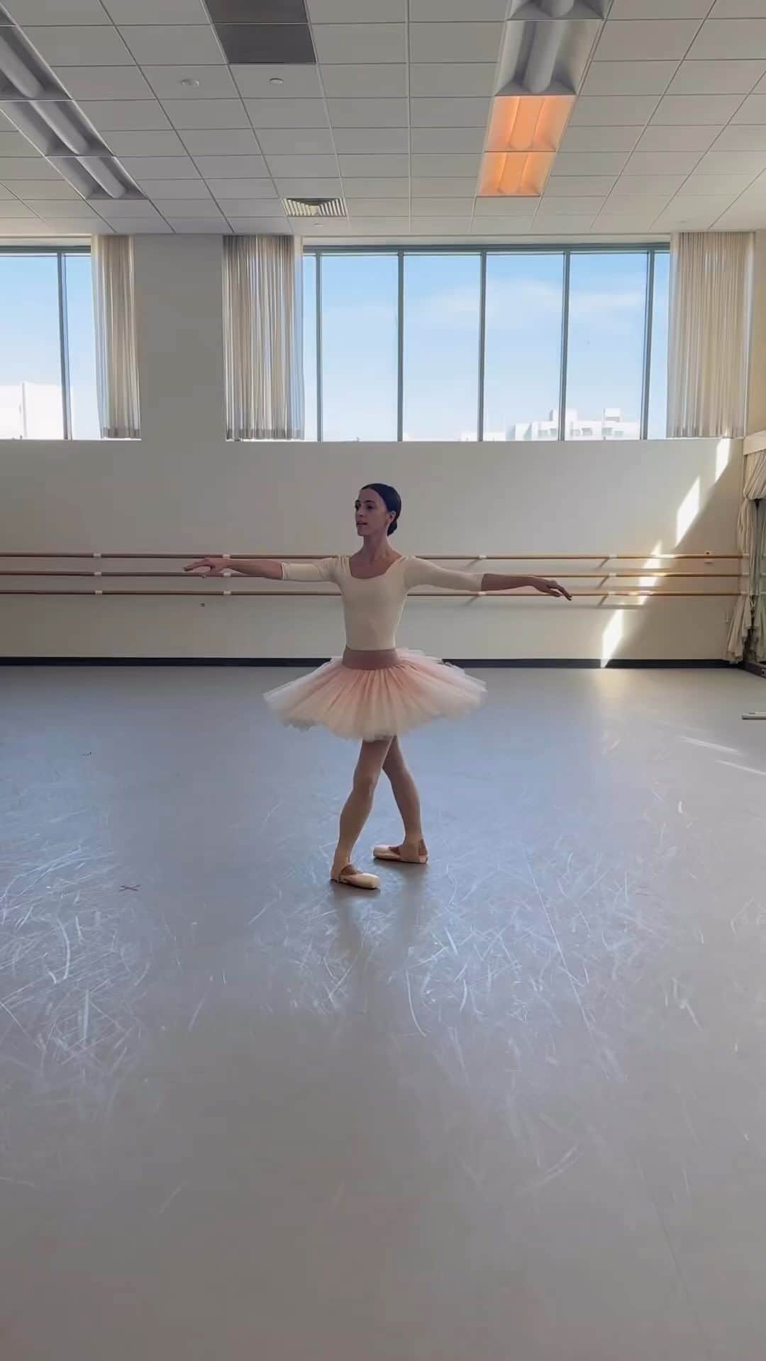 のインスタグラム：「Gorgeous ✨ @katherine_barkman   #worldwideballet #katherinebarkman ✨🫶🏻」