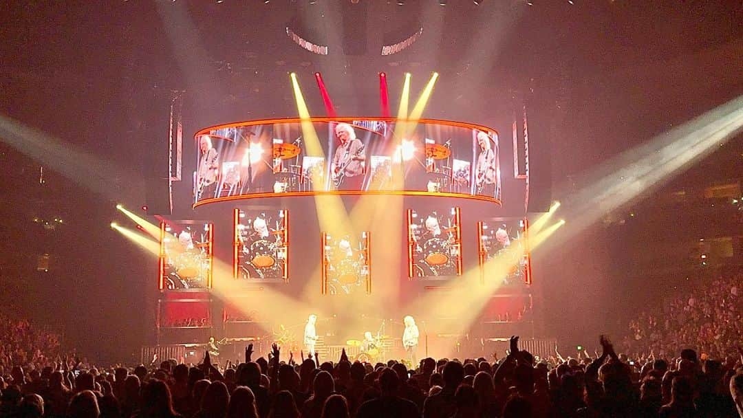 ブライアン・メイのインスタグラム：「And the energy flows … Sunday evening in the @ballarenadenver - a great night - big thanks folks ! Bri」