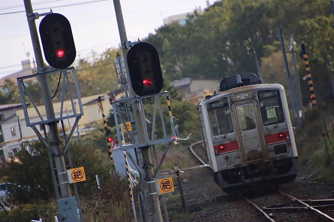 徳永ゆうきのインスタグラム：「. . 列車が発車して 一気に静かになった プラットホーム。 . 次に列車が発車するのは 約2時間半後。 . -2023.10.08- . #鉄道写真 #撮り鉄 #鉄道好き #JR北海道 #根室本線 #花咲線 #根室駅 #キハ54形 #気動車 #普通 #ワンマン #釧路行き #出発 #発車 #ケツ撃ち #後追い」