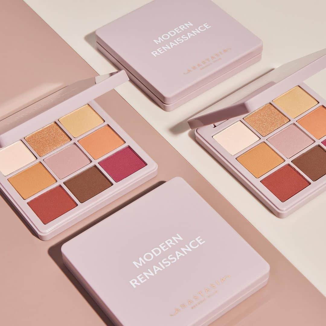 のインスタグラム：「#Berrymakeup anyone? 👀💖 Jump on this trend with berry mattes and metallics from our NEW Modern Renaissance Mini Eyeshadow Palette! ✨ Tap to grab yours now!!  #AnastasiaBeverlyHills」