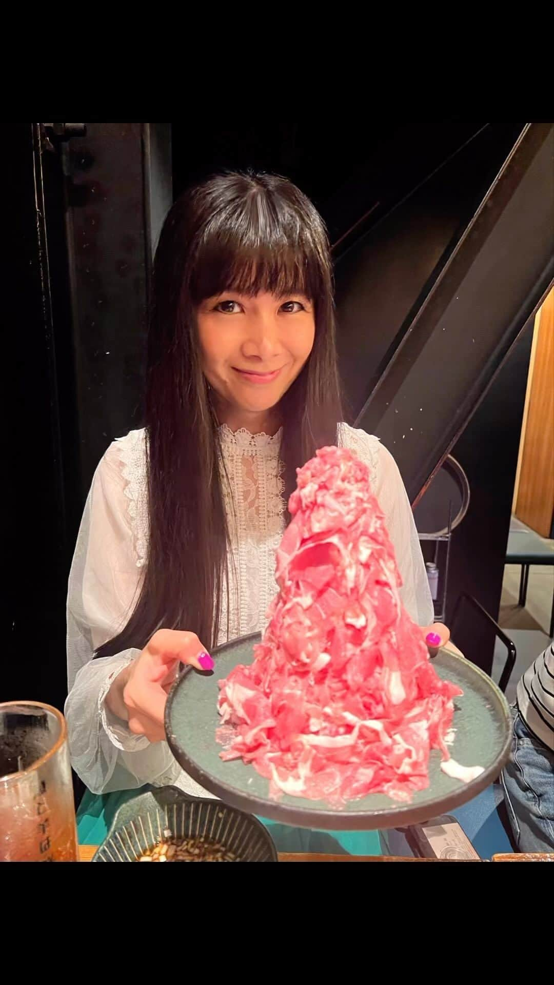 外村美姫のインスタグラム：「肉、肉、肉!!ディナー!!してきました!! 池袋西口にある「魚」と「羊」の串が楽しめる居酒屋『鮮屋』様に伺いました～。2023年3月9日OPENでとっても綺麗。北海道グルメで人気のジンギスカンや海鮮を魚串と羊串で楽しめるから、「魚」と「羊」で【鮮】屋なんですね‼ @azaya3939   羊好き待望のラムしゃぶコース頂きました。飲み物も北海道限定のガラナ(ジュース)で乾杯!!  ◆ラムの炙り寿司(ネギダレ) ラムの炙り寿司(チーズ) その場で炙って仕上げて頂けて香ばしい!!くさみ等がなく、とても食べやすいです。  ◆本日のラム串　辛味のあるタイプとネギで。グリルされてて肉感しっかり。ミディアムレア位の焼き加減です。  ◆アイスランドラムしゃぶしゃぶ。 国内流通量1%以下‼︎アイスランドラム使用と希少価値のあるしゃぶしゃぶです。お野菜もたっぷり入って食べ応えあり‼とにかくお肉の量が凄いんです!!かなり薄くスライスされているので、柔らかさも最＆高。非常にやわらかい肉質で、ビタミンなどが豊富で栄養タップリ!! レアでおいしく食べられる新鮮なお肉なので、さっとしゃぶしゃぶする位で美味しく頂けます。しっかりしたうまみがつまった、肉のおいしさ堪能!!  タレにもコダワリがあり、少しずつ味変出来るので、食べ飽きる事なく、美味しく頂けます。〆は自家製中華麺。全体的にボリューム感満点のコースで、少し量を減らして頂いた程。 満足感高く、美味しかったです。ご馳走様でした～。  #外村美姫 #肉 #肉食 #肉食女子 #肉好き #牛肉 #お肉 #meat #beef #steak #tokyo #tokyogourmet #ステーキ #お肉好き #肉スタグラム #東京グルメ #焼肉 #東京 #東京グルメ #yummy #肉スタグラム #foodie  #鮮屋 #池袋グルメ #池袋ディナー #グルメ #羊肉 #ラム #居酒屋グルメ #グルメ好きな人と繋がりたい #グルメスタグラム #東京グルメ #駅近グルメ #グルメスタグラム」