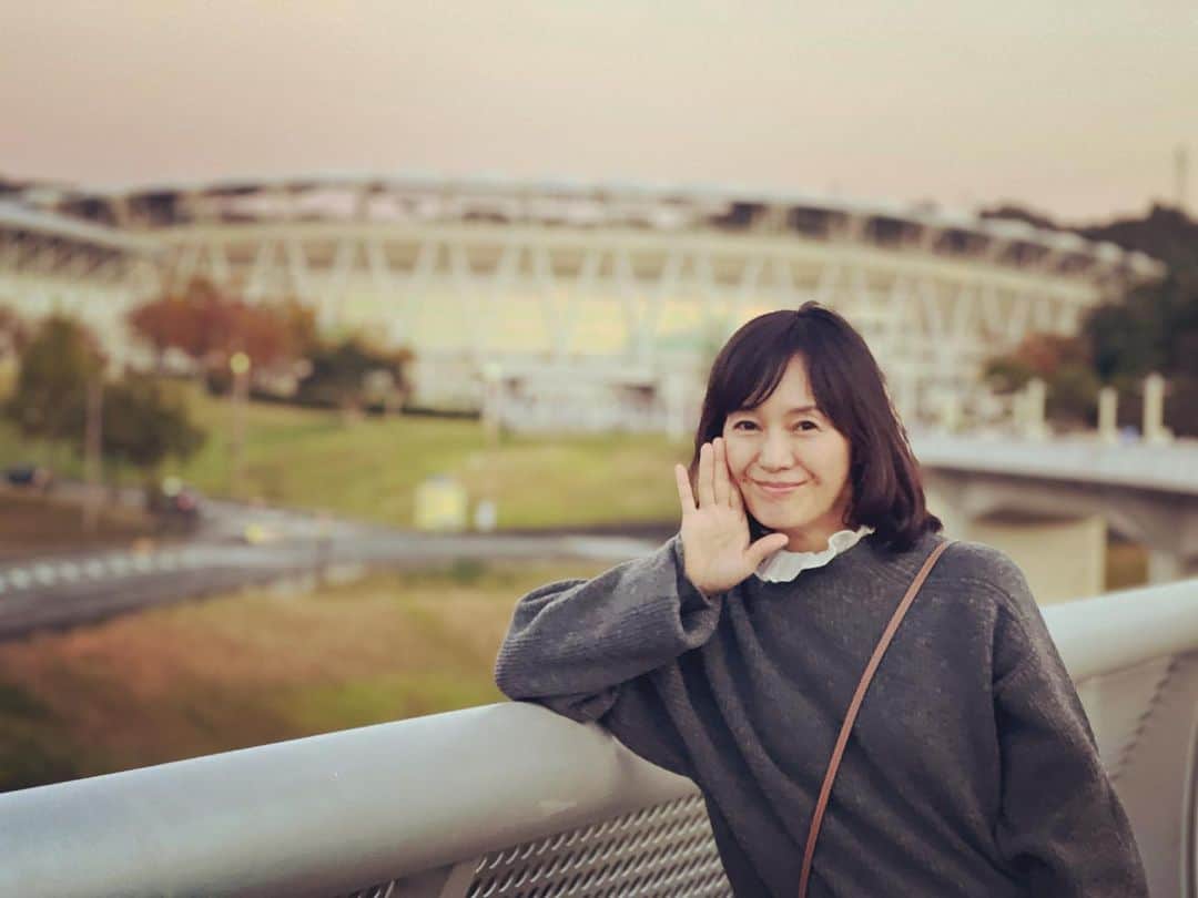 のインスタグラム：「.  SPITZ JAMBOREE TOUR ’23-’24 “HIMITSU STUDIO”  掛川のエコパアリーナで スピッツのライブを観てきました これを"推し活"というのなら 私はその言葉が生まれる何十年も前から活動してる！ まだインターネットも普及していない頃 ひたすら電話をかけたり 売り場に並んでライブのチケットを取って CDも今のようにポチッと買えなかったし あの頃のスピッツはまだ どこのお店にも入荷するようなアーティストではなかったから 実家近くのレコード屋さんに注文して発売日を待っていた (おまけにポスターやポップをもらったりして) スピッツがたくさんの人に知られるようになったとき 「奥貫さん、スピッツが売れてよかったね！」 と、心から喜んで声をかけてくれた あのレコード屋さんのおじさんの顔を 今でもときどき思い出す お店はいつの間にかなくなってしまったけれど お元気でいらっしゃるといいな  私は、今日も元気です あれからもずっとスピッツが好きで 「今年はアルバムのCMにも出られたんですよ」 って、報告したい」
