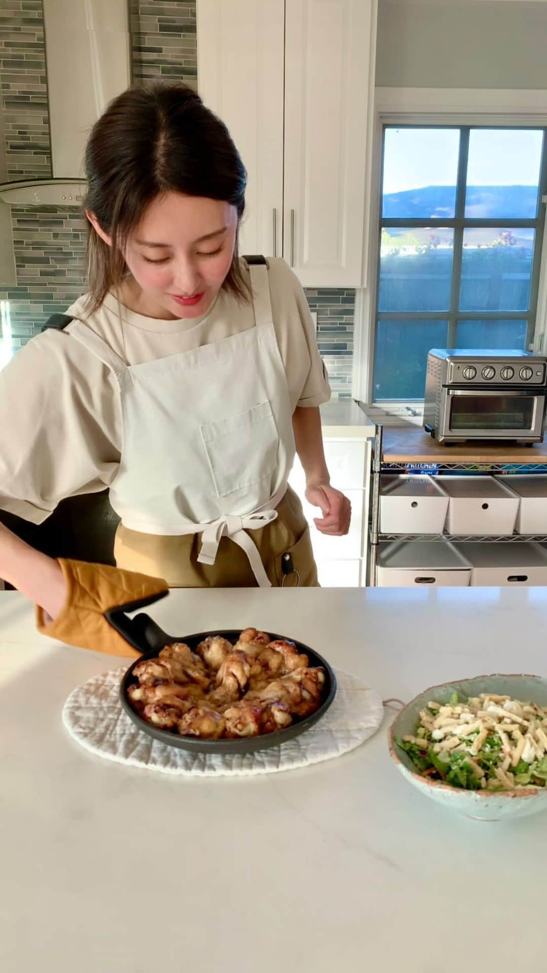 高木りなのインスタグラム：「チキンドラムスティック🍗 生姜&にんにくのみじん切り、醤油、蜂蜜、オリーブオイル、胡椒でマリネしてオーブンで焼くだけ。 치킨 드럼스틱🍗 다진 생강&마늘, 간장, 꿀, 올리브 오일, 후추로 마리네하고 오븐에 구워서 완성!!」