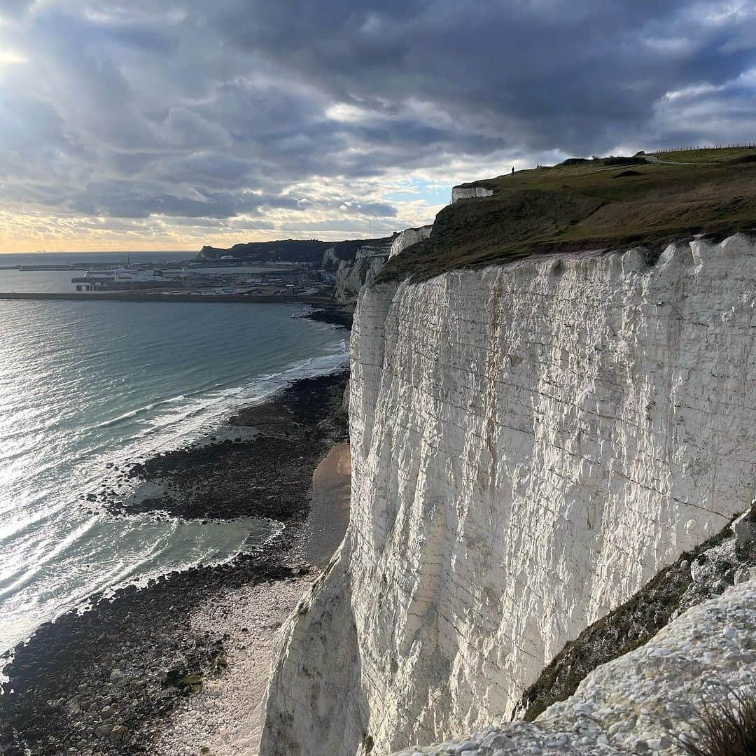 カーキ・キングさんのインスタグラム写真 - (カーキ・キングInstagram)「Spent the day in Dover on the cliffs which I can confirm are very white and cliffy and chalky and magnificent. Doing my part to represent The MAGGOTS (Middle Aged Grownup Goth Outdoor Treking Society.) Who wants to design us some (black with black writing) hoodies?  I used to go on tour and hang out in vintagerecordbookshoe stores but now I am coming into your countries a DAY EARLY to time adjust and hike your seashores. Life is very good so please join me in talking about distant pasts and the perpetual future at an upcoming show. And share with me the secret head clearing life affirming walks you take and  love so dearly.   Nov 8 - London UK - Dingwalls Camden @ 8:30pm Nov 9 - Madrid ES - Centro Auditorium (Jazz fest) @ 7 pm Nov 10 - Porto PT - Casa de Musica @ 10:30pm Nov 11 - Groningen NL - Oosterpoort (Rockit festival) @ 5pm Nov 12 - Amsterdam NL - Bimhuis @ 2:30pm Nov 13 - Utrecht NL - Tivoli Vredenburg @ 8:15 pm Nov 15 - Perugia IT - auditorium San Francesco al Prato @ 9:30pm Nov 16 - Rome IT - Alcazar @ 9pm Nov 17 - Milano IT - Spazio Teatro 89 @ 9pm Nov 18 - Bologna IT - Locimotiv @ 9pm Nov 19 - Pordenone IT - Capitol Pordenone @ 9pm Nov 20 - Zagreb HR - Mochvara @ 9:15pm」11月8日 7時26分 - kakigram