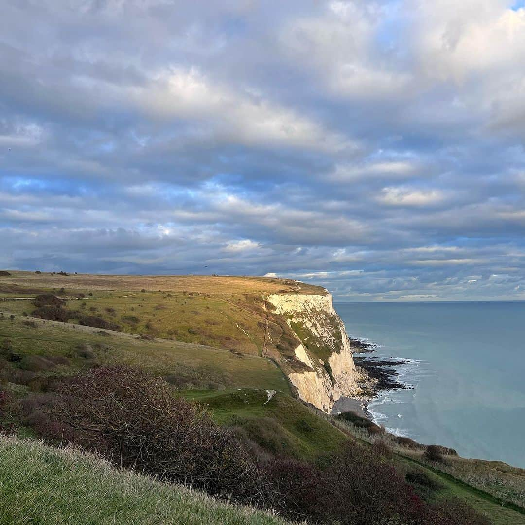 カーキ・キングさんのインスタグラム写真 - (カーキ・キングInstagram)「Spent the day in Dover on the cliffs which I can confirm are very white and cliffy and chalky and magnificent. Doing my part to represent The MAGGOTS (Middle Aged Grownup Goth Outdoor Treking Society.) Who wants to design us some (black with black writing) hoodies?  I used to go on tour and hang out in vintagerecordbookshoe stores but now I am coming into your countries a DAY EARLY to time adjust and hike your seashores. Life is very good so please join me in talking about distant pasts and the perpetual future at an upcoming show. And share with me the secret head clearing life affirming walks you take and  love so dearly.   Nov 8 - London UK - Dingwalls Camden @ 8:30pm Nov 9 - Madrid ES - Centro Auditorium (Jazz fest) @ 7 pm Nov 10 - Porto PT - Casa de Musica @ 10:30pm Nov 11 - Groningen NL - Oosterpoort (Rockit festival) @ 5pm Nov 12 - Amsterdam NL - Bimhuis @ 2:30pm Nov 13 - Utrecht NL - Tivoli Vredenburg @ 8:15 pm Nov 15 - Perugia IT - auditorium San Francesco al Prato @ 9:30pm Nov 16 - Rome IT - Alcazar @ 9pm Nov 17 - Milano IT - Spazio Teatro 89 @ 9pm Nov 18 - Bologna IT - Locimotiv @ 9pm Nov 19 - Pordenone IT - Capitol Pordenone @ 9pm Nov 20 - Zagreb HR - Mochvara @ 9:15pm」11月8日 7時26分 - kakigram