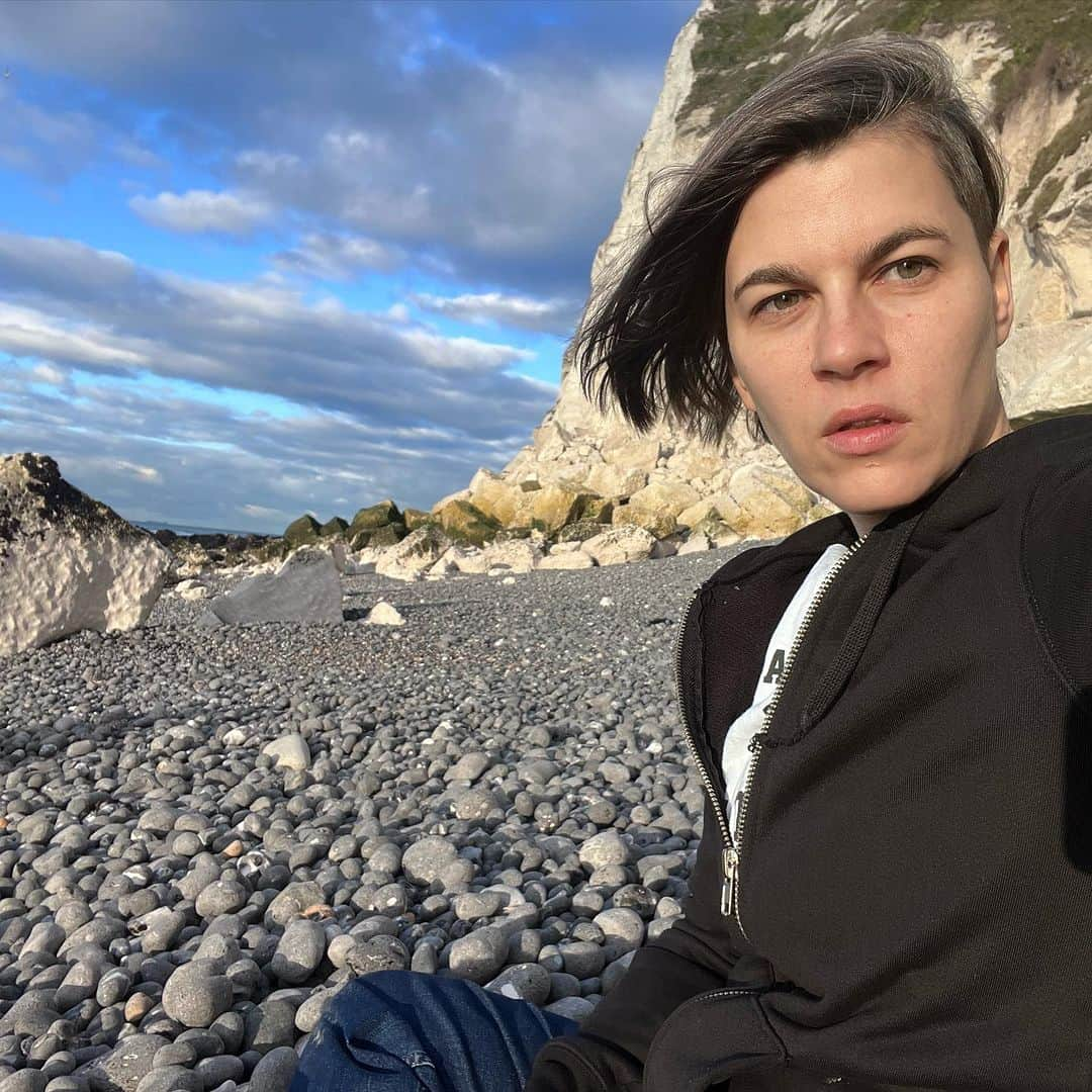 カーキ・キングのインスタグラム：「Spent the day in Dover on the cliffs which I can confirm are very white and cliffy and chalky and magnificent. Doing my part to represent The MAGGOTS (Middle Aged Grownup Goth Outdoor Treking Society.) Who wants to design us some (black with black writing) hoodies?  I used to go on tour and hang out in vintagerecordbookshoe stores but now I am coming into your countries a DAY EARLY to time adjust and hike your seashores. Life is very good so please join me in talking about distant pasts and the perpetual future at an upcoming show. And share with me the secret head clearing life affirming walks you take and  love so dearly.   Nov 8 - London UK - Dingwalls Camden @ 8:30pm Nov 9 - Madrid ES - Centro Auditorium (Jazz fest) @ 7 pm Nov 10 - Porto PT - Casa de Musica @ 10:30pm Nov 11 - Groningen NL - Oosterpoort (Rockit festival) @ 5pm Nov 12 - Amsterdam NL - Bimhuis @ 2:30pm Nov 13 - Utrecht NL - Tivoli Vredenburg @ 8:15 pm Nov 15 - Perugia IT - auditorium San Francesco al Prato @ 9:30pm Nov 16 - Rome IT - Alcazar @ 9pm Nov 17 - Milano IT - Spazio Teatro 89 @ 9pm Nov 18 - Bologna IT - Locimotiv @ 9pm Nov 19 - Pordenone IT - Capitol Pordenone @ 9pm Nov 20 - Zagreb HR - Mochvara @ 9:15pm」