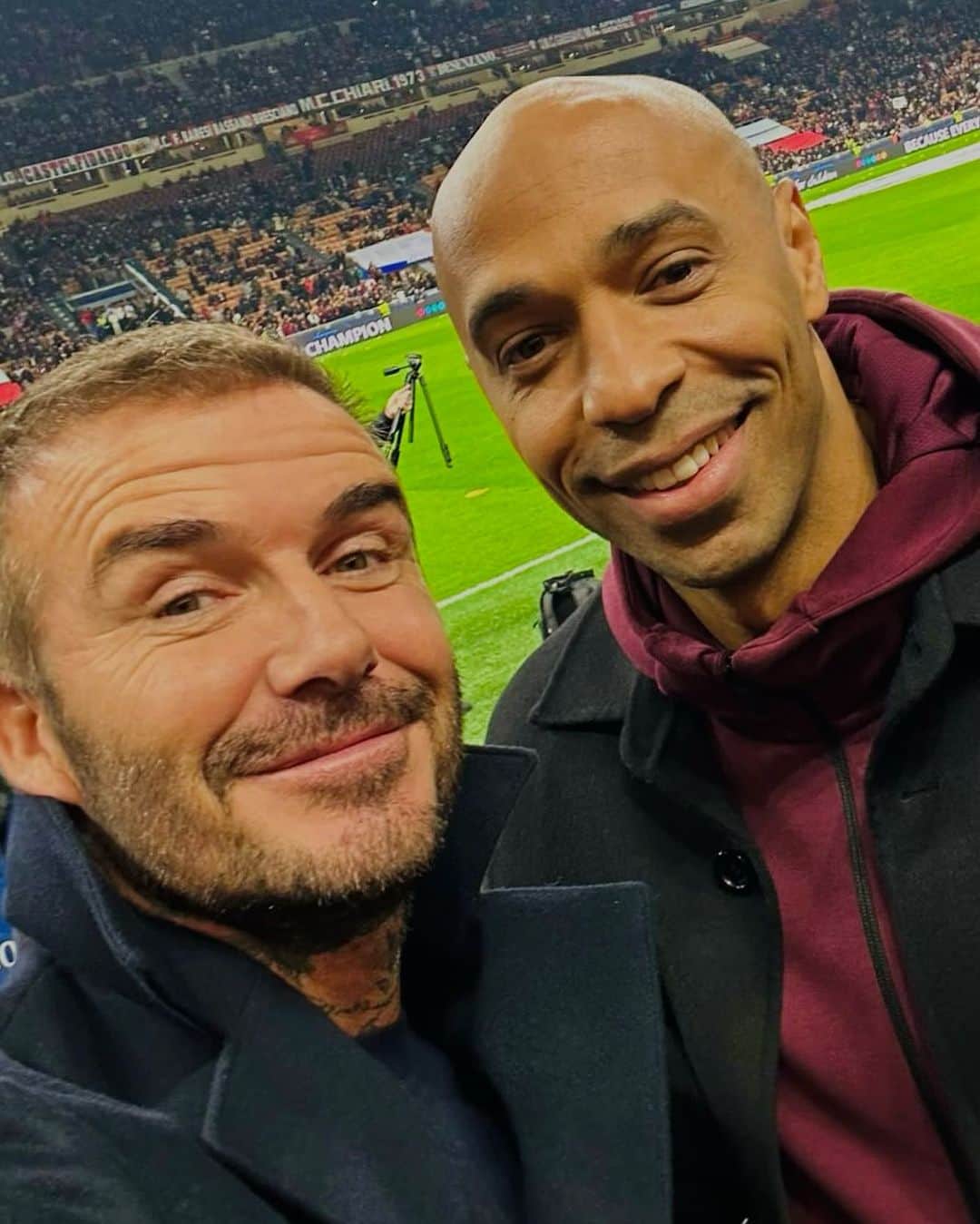 デビッド・ベッカムのインスタグラム：「Good to see you my friend… great being back at a Champions League night in Milan ⚽️ Two special clubs to me ❤️ @acmilan @psg @lays_football @lays」