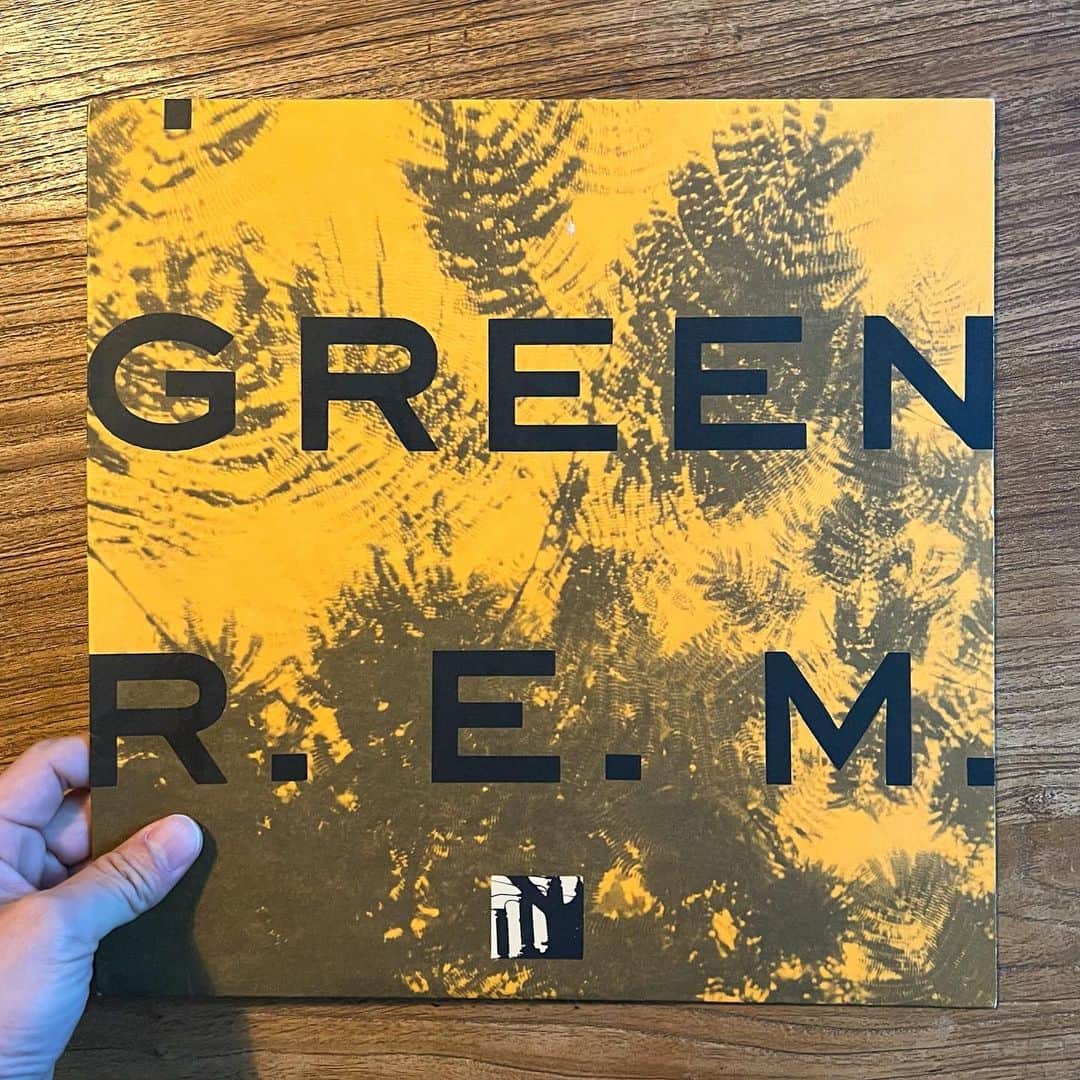 山田稔明のインスタグラム：「1988年11月8日にリリースされた『GREEN』、発売日に天神に買いにいった中3のトシアキ少年。あれから今日で35年経ってもずっと聴いてるレコード。 #朝一番に聴くレコード」