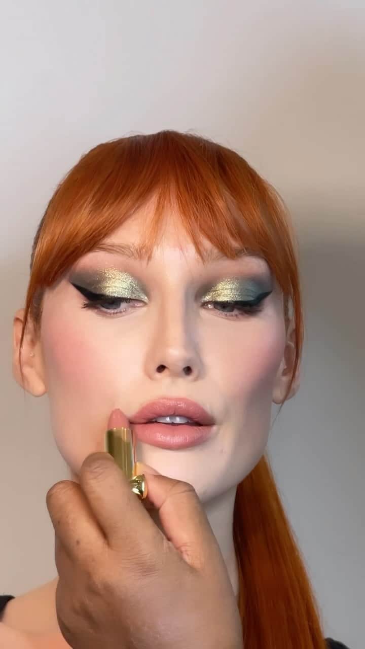 のインスタグラム：「@meredithduxbury let the mother of all makeup, @patmcgrathreal, do her glam for the 2023 @cfda Awards — making for a beauty linkup of the ages.   Head to the link in bio to see the full prep photo diary.」