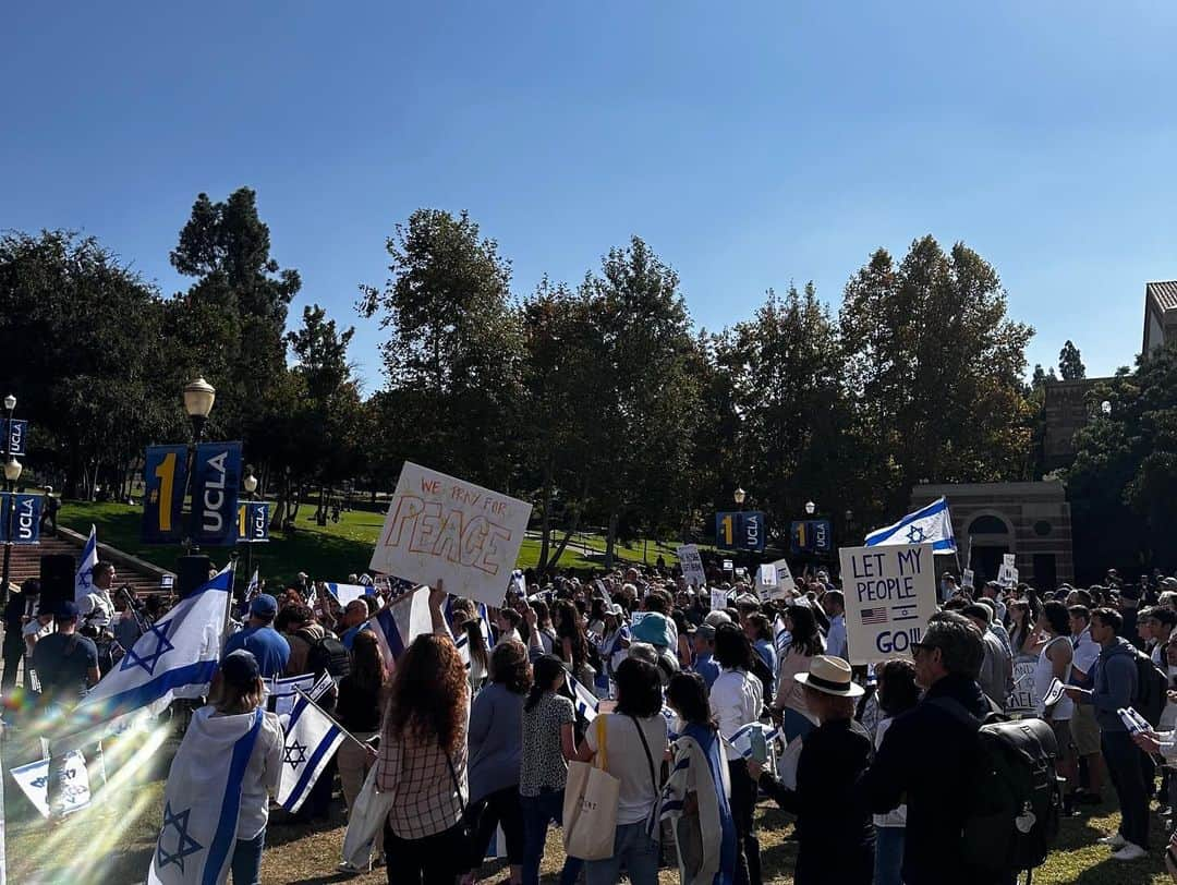 メイム・ビアリクさんのインスタグラム写真 - (メイム・ビアリクInstagram)「It was a thrill and an honor to speak at my alma mater UCLA today to bring attention to the 240 hostages being held by Hamas since October 7. The event was co-sponsored by every Jewish organization on campus and featured 3 very moving displays featuring baby strollers with the names of every child being held hostage, as well as a shoes and balloons display and a table set for those being held in tunnels underneath Gaza city. Thank you Bruins for Israel for organizing such a moving event. #NoHostageLeftBehind 💙 🤍 💙 @ucla @bruinsforisrael」11月8日 7時35分 - missmayim