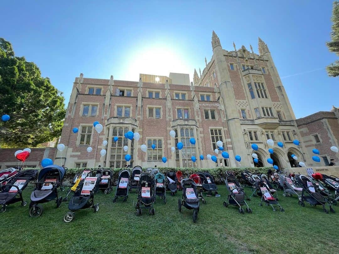 メイム・ビアリクさんのインスタグラム写真 - (メイム・ビアリクInstagram)「It was a thrill and an honor to speak at my alma mater UCLA today to bring attention to the 240 hostages being held by Hamas since October 7. The event was co-sponsored by every Jewish organization on campus and featured 3 very moving displays featuring baby strollers with the names of every child being held hostage, as well as a shoes and balloons display and a table set for those being held in tunnels underneath Gaza city. Thank you Bruins for Israel for organizing such a moving event. #NoHostageLeftBehind 💙 🤍 💙 @ucla @bruinsforisrael」11月8日 7時35分 - missmayim