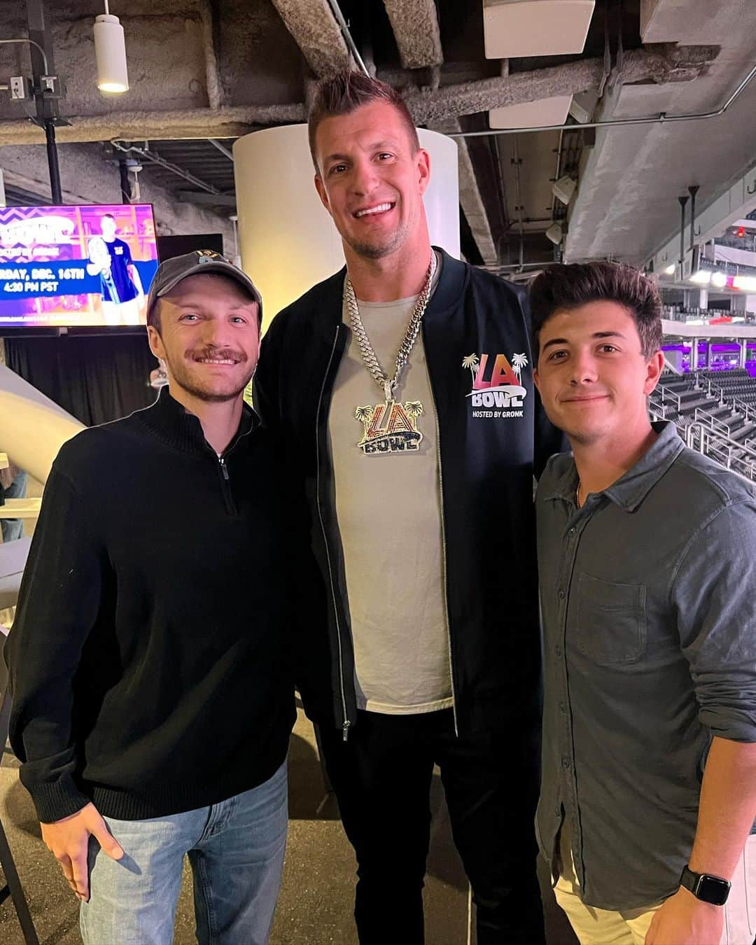 ブラッドリー・スティーブン・ペリーさんのインスタグラム写真 - (ブラッドリー・スティーブン・ペリーInstagram)「Idk I’m like 6’0” so @gronk is easily 7 feet. Jake looks like my father, but can’t wait for December 16th La Bowl game!!!」11月8日 7時35分 - bradley_s_perry12