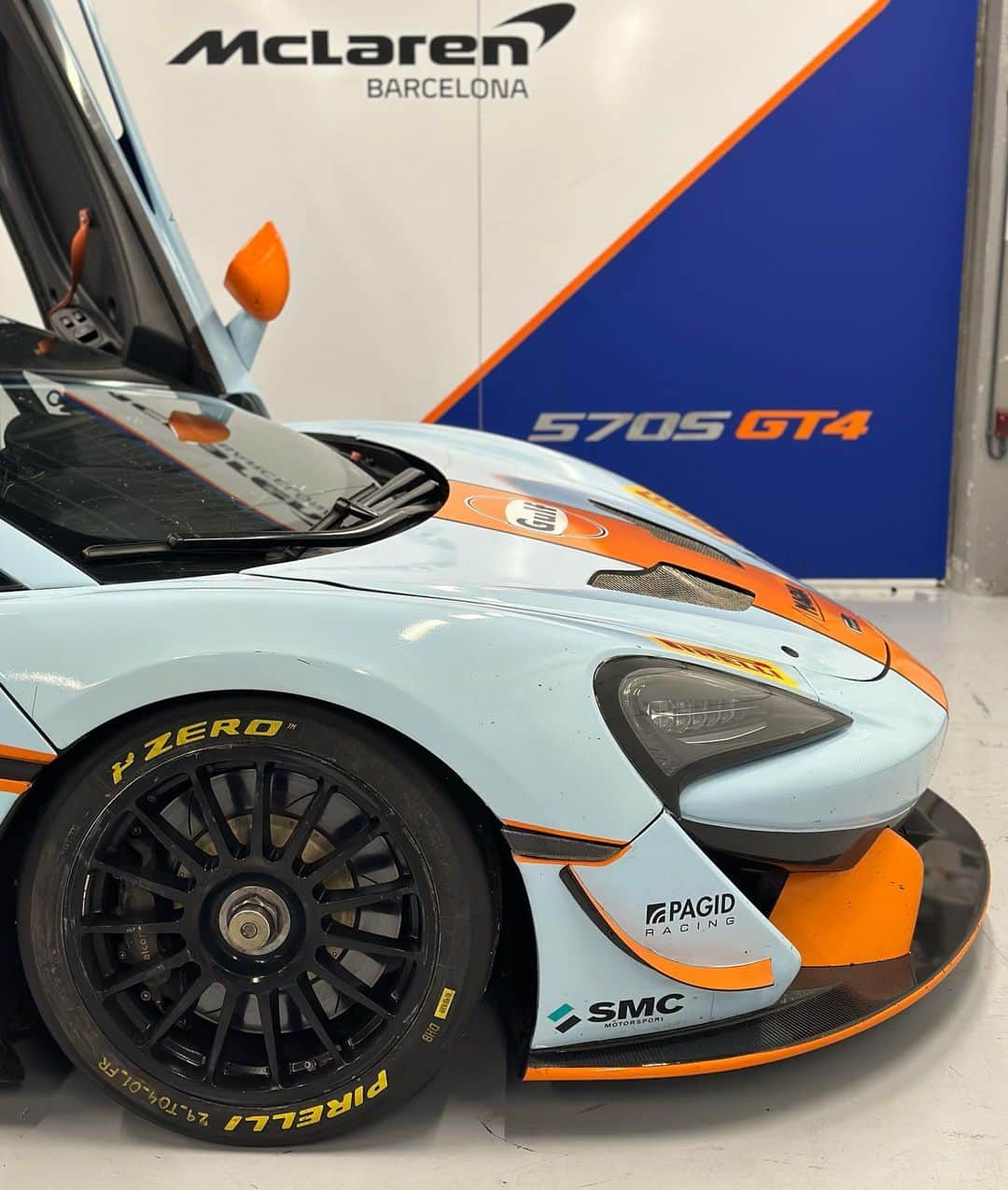 ルーカス・オルドネスのインスタグラム：「Excelente día en Montmelo con la familia @smcmotorsport_ coaching @zingerelarosa 📈👍」