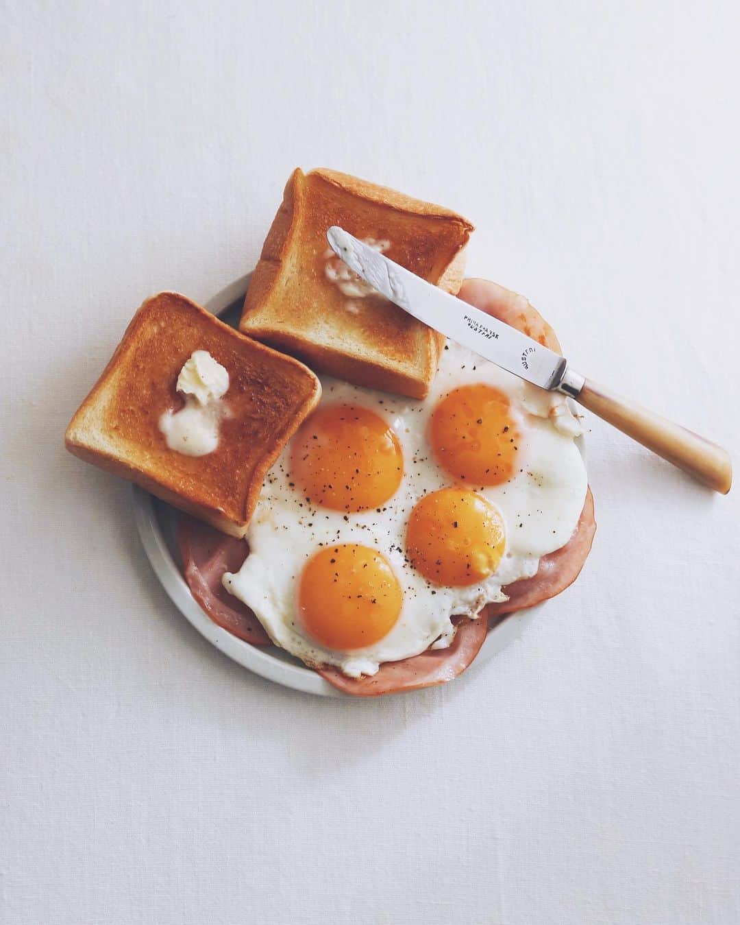 樋口正樹のインスタグラム：「Today's breakfast 🍳  今朝はトーストに ハムエッグでした。  . #朝食 #朝ごはん #ハムエッグ #目玉焼き #長時間発酵ブレッド #タカキベーカリー #hamandeggs #breakfast #takakibakery #🍳」