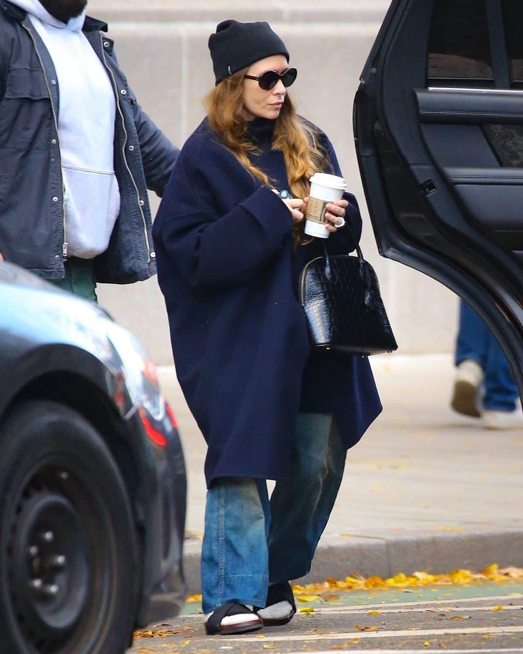 マリクレールさんのインスタグラム写真 - (マリクレールInstagram)「Did #AshleyOlsen just give the fashion OK to the sock-and-sandal combo?  In a rare public appearance, the @therow co-founder was spotted rocking the polarizing pairing while out in NYC—making us fully reconsider the “slob-chic” fashion trend. Link in bio for a closer look, including a breakdown of her whole outfit. photo: Backgrid」11月8日 7時33分 - marieclairemag